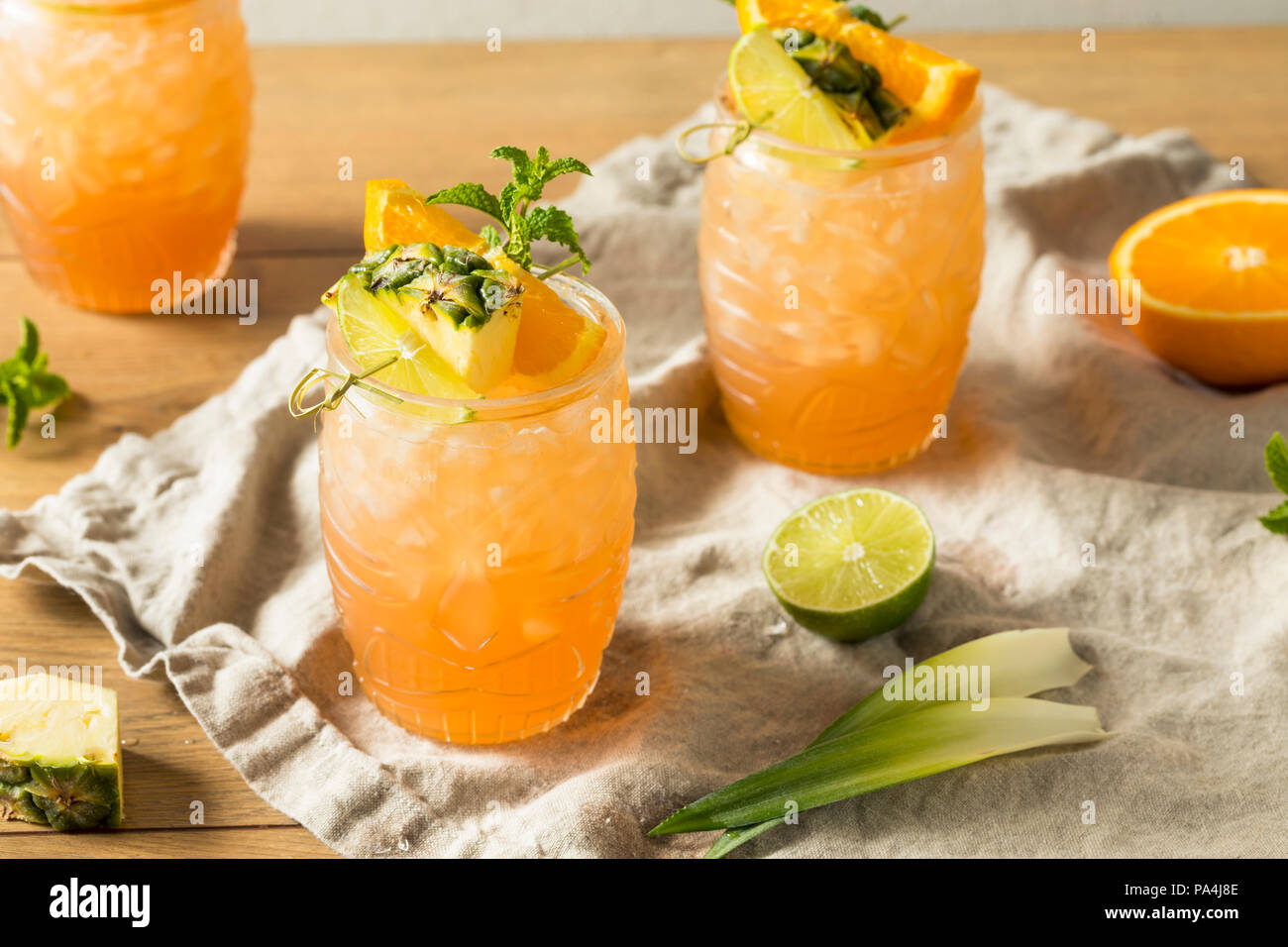 Erfrischende Sommer Tiki Cocktail mit Rum Kalk und Ananas Stockfoto