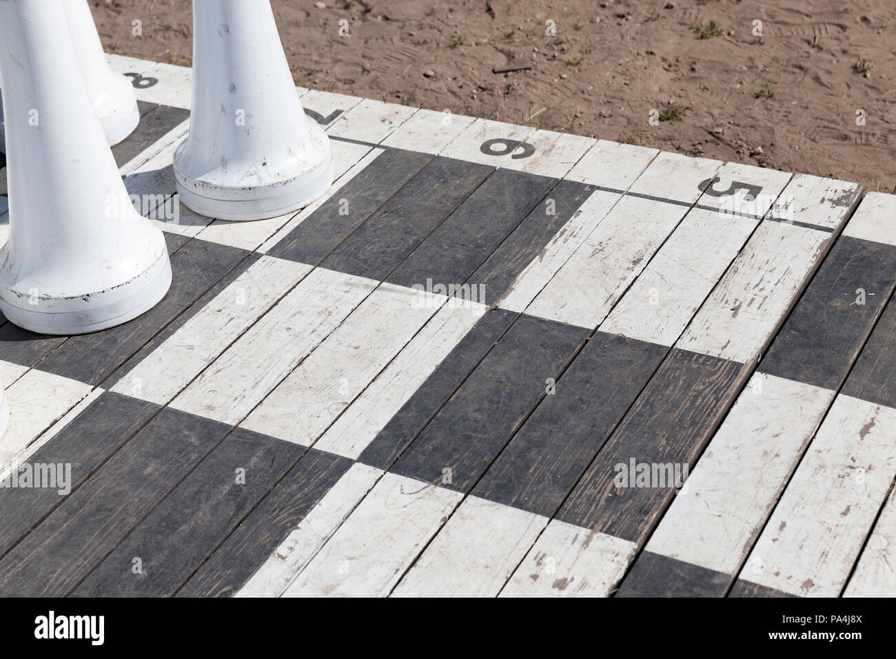 Schachbrett und Stücke von riesigen Schach weiß in der Volkskommissar, von den Gästen zur Erholung und zum Spielen oder als Touristenattraktion verwendet Stockfoto