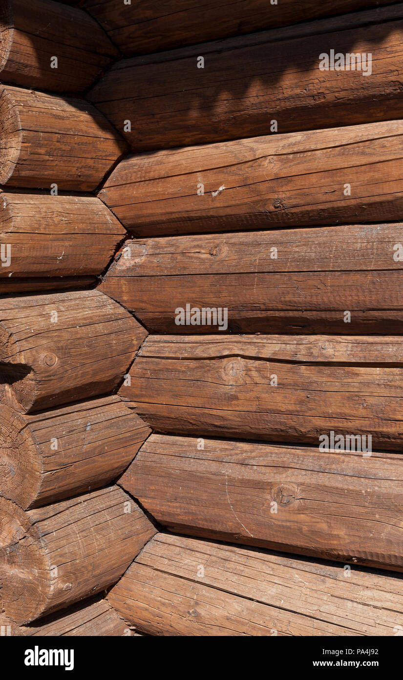 Aus großen Kiefer Gebäude, Foto, eine Nahaufnahme eines Gebäudes Ecke in einer Kreuzung von Balken Stockfoto