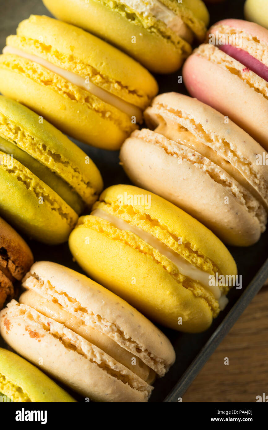 Bunte hausgemachte süße französische Macarons bereit zu Essen, zum ...