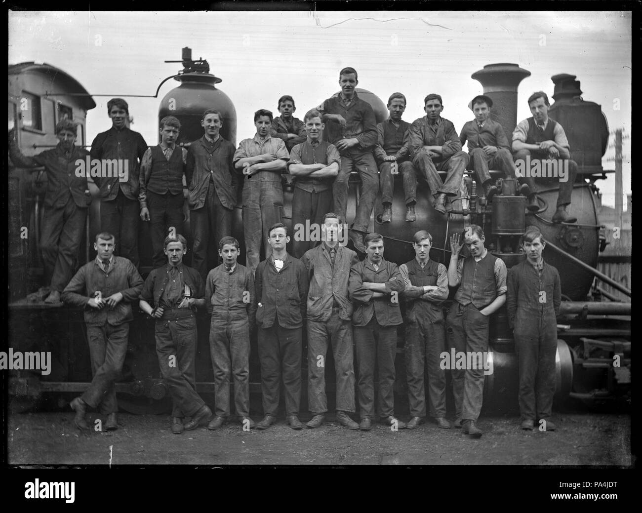 83 Monteure und Lehrlinge Drechsler an der Petone Eisenbahn Workshops, Juli 1913. 283828 ATLIB Stockfoto