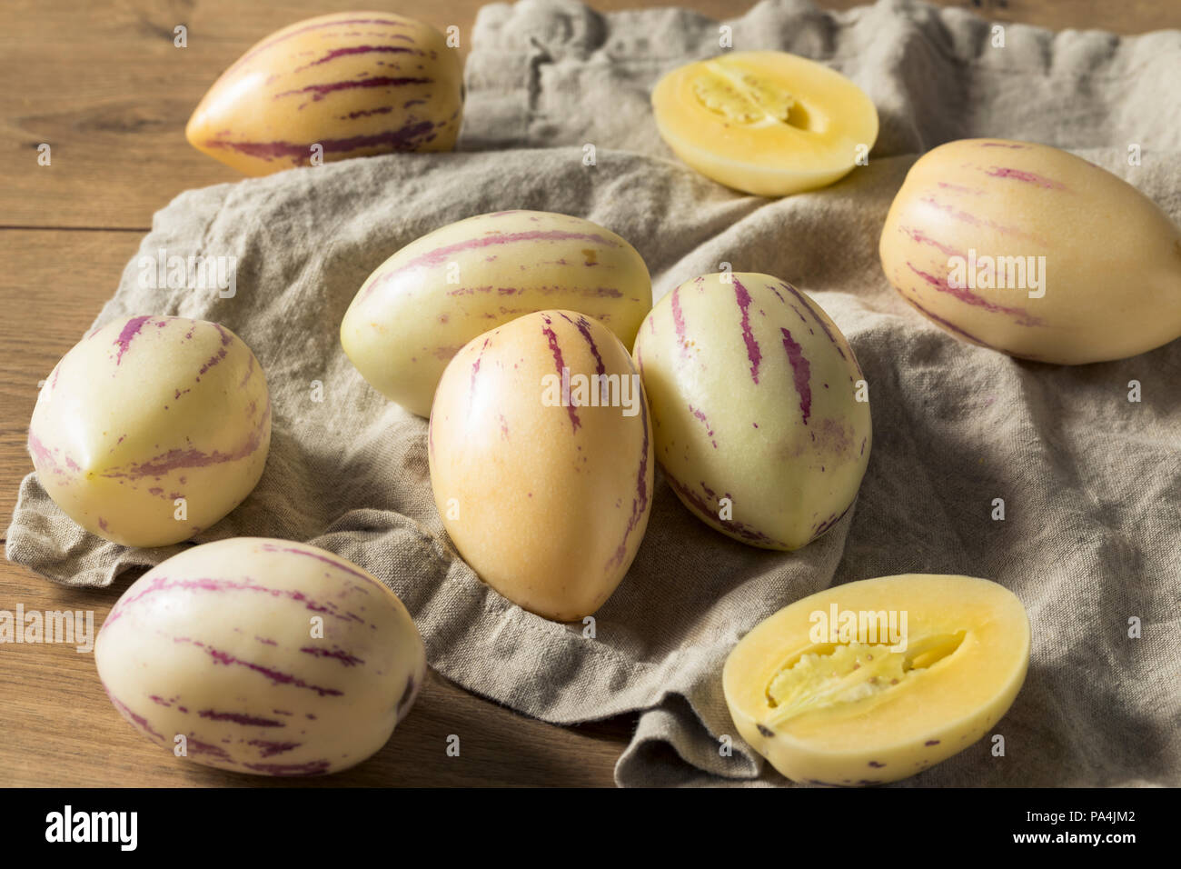 Rohweiß Bio Pepino Melonen bereit zu Essen Stockfoto