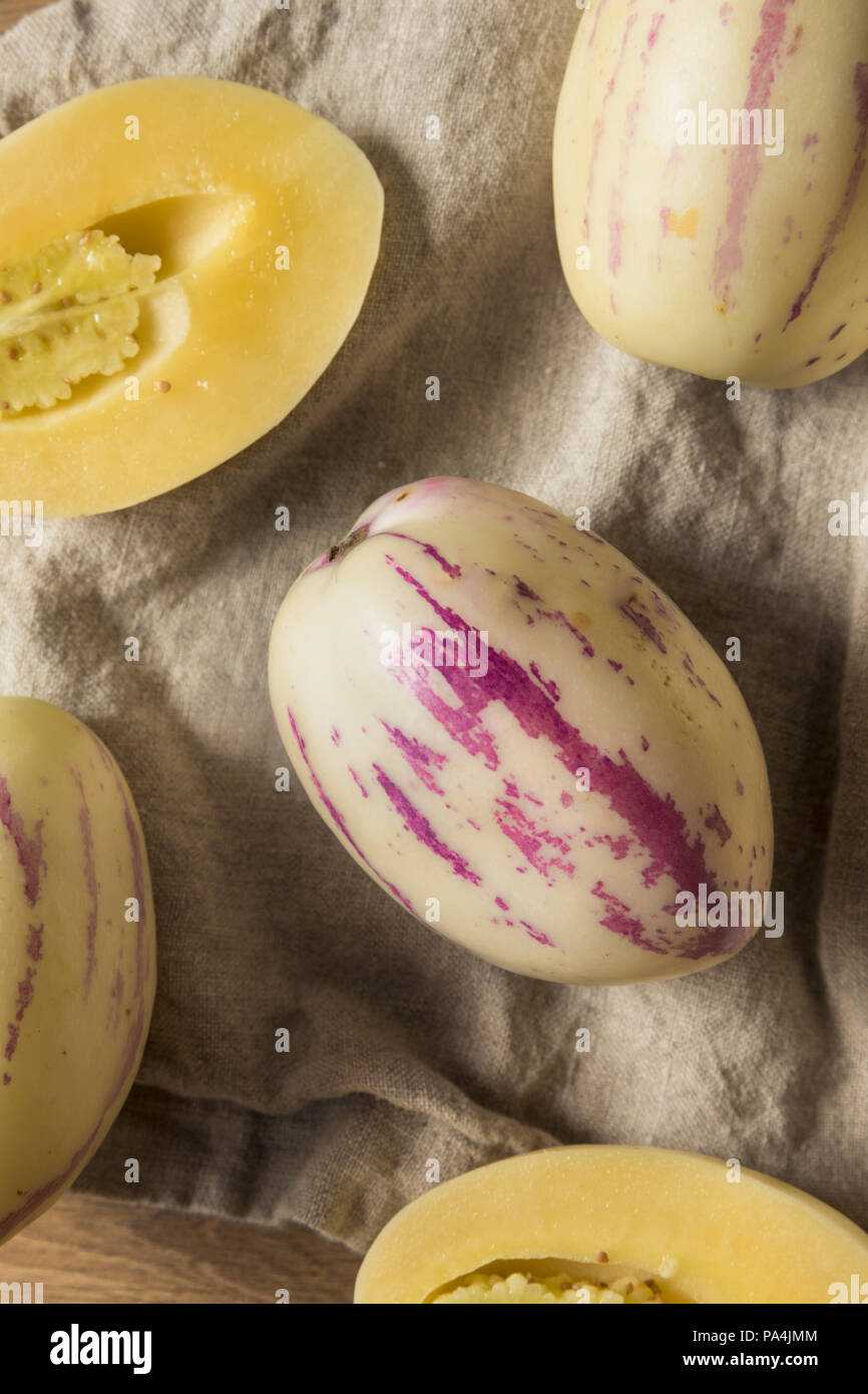 Rohweiß Bio Pepino Melonen bereit zu Essen Stockfoto