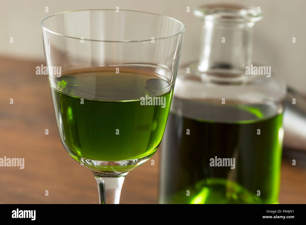 Alkoholische grüne Absinth Apertif in einer Flasche für Cocktails Stockfoto