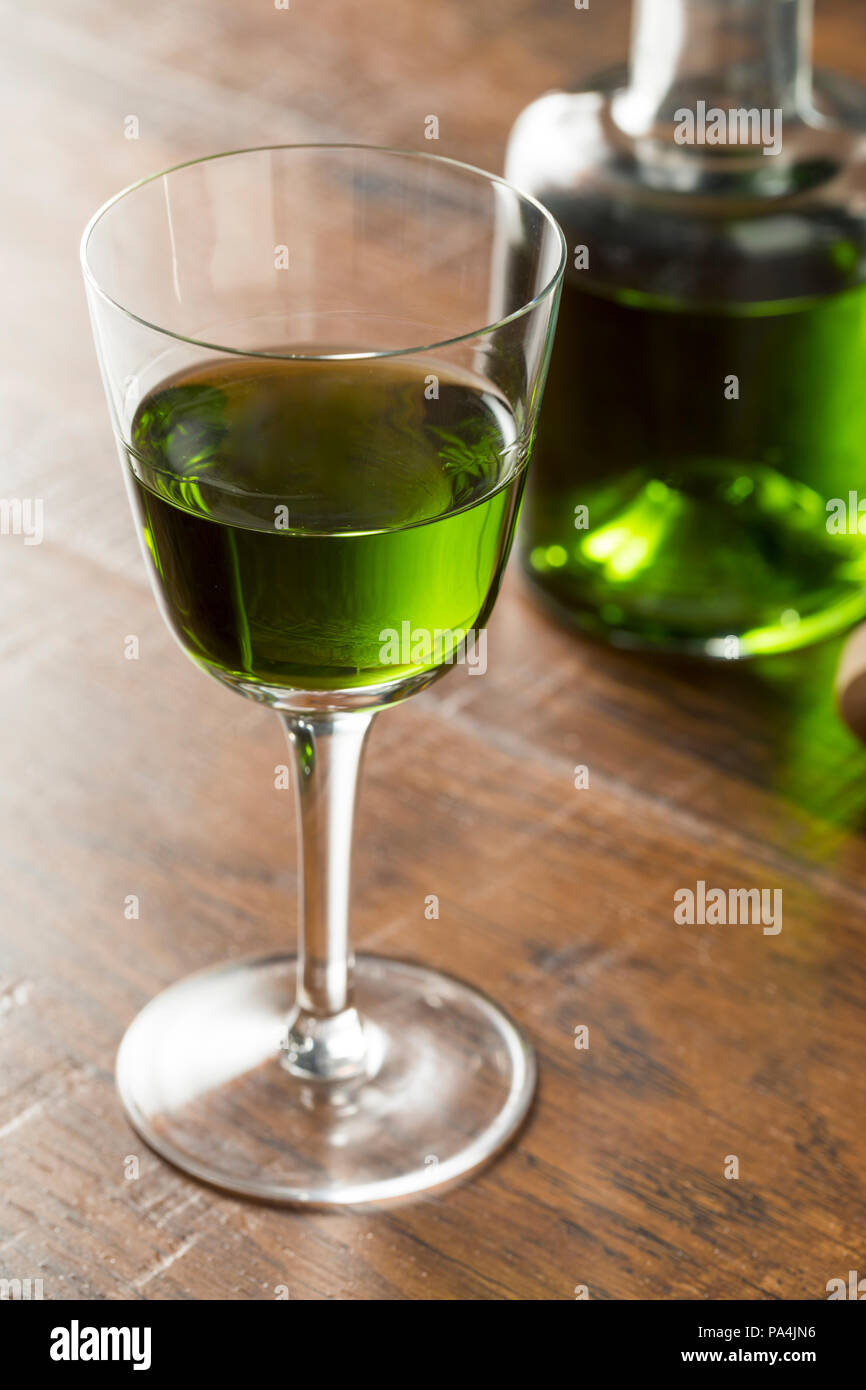 Alkoholische grüne Absinth Apertif in einer Flasche für Cocktails Stockfoto
