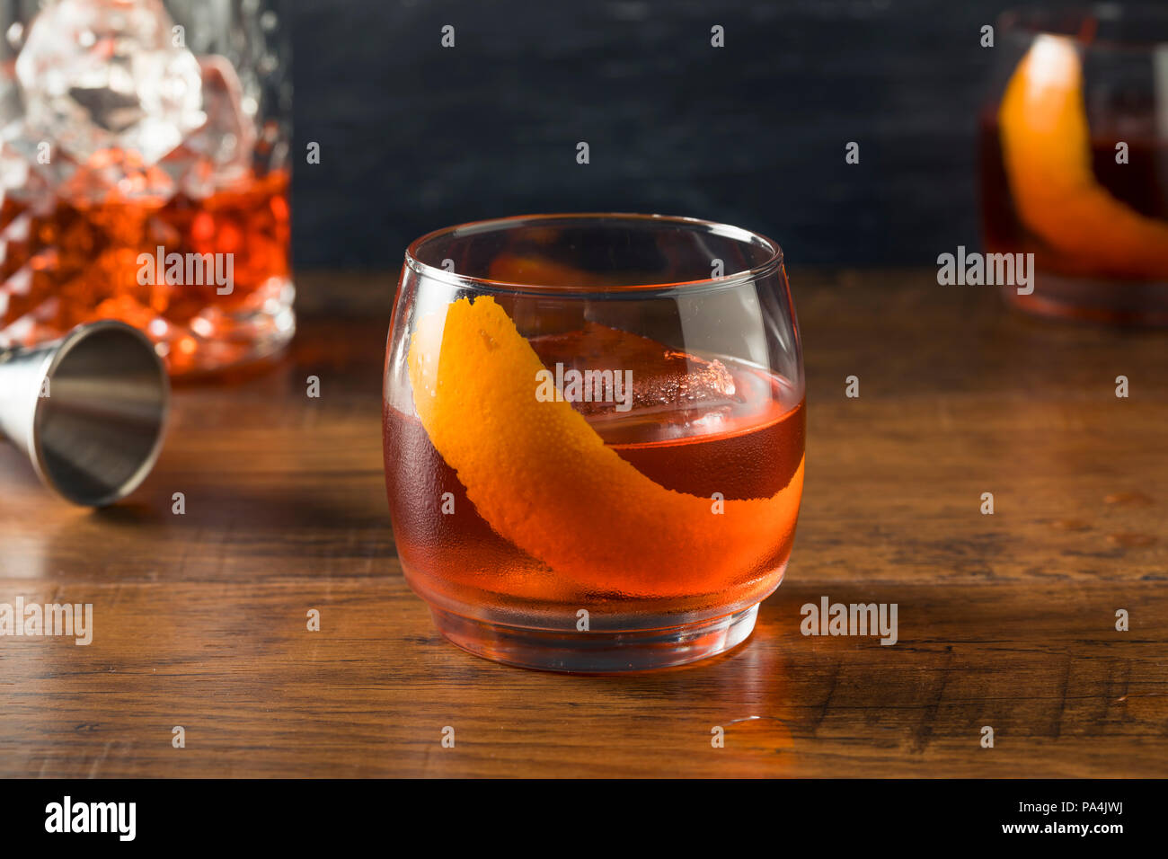 Alkoholische Rot Negroni Cocktail mit Gin und Vermouth Orangen Stockfoto