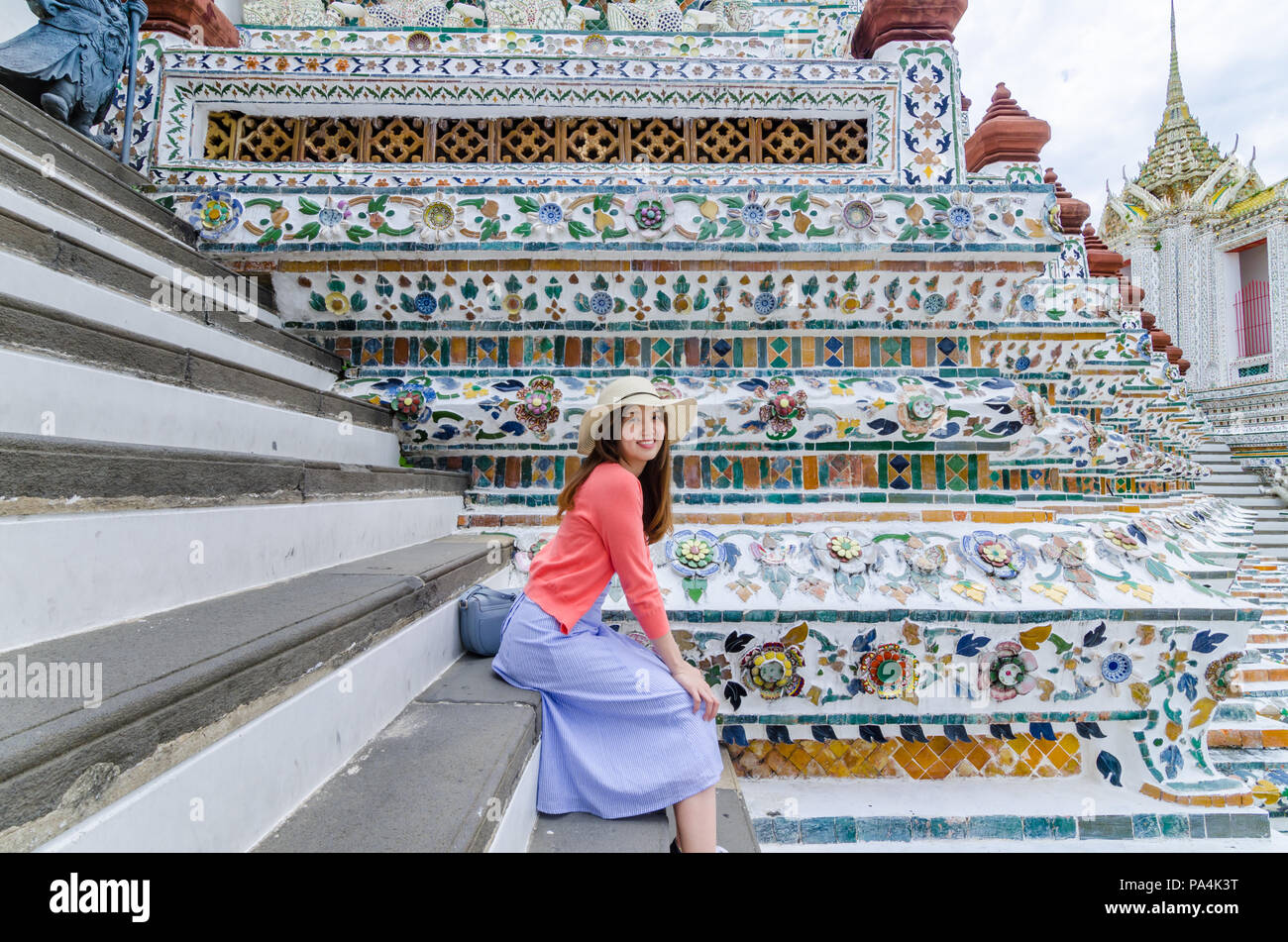 Porträt der Schönen und süßen asiatischen Mädchen zum Wat Arun Tempel reisen. Wat Arun ist ein buddhistischer Tempel in Bangkok Yai Viertel von Bangkok, Thailand. Stockfoto