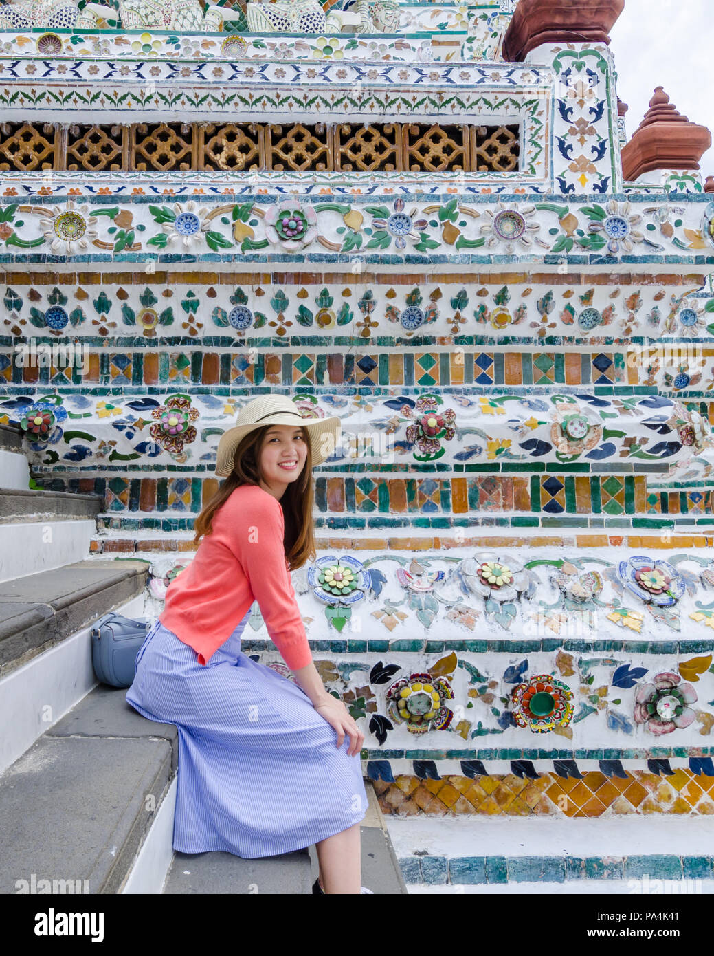 Porträt der Schönen und süßen asiatischen Mädchen zum Wat Arun Tempel reisen. Wat Arun ist ein buddhistischer Tempel in Bangkok Yai Viertel von Bangkok, Thailand. Stockfoto