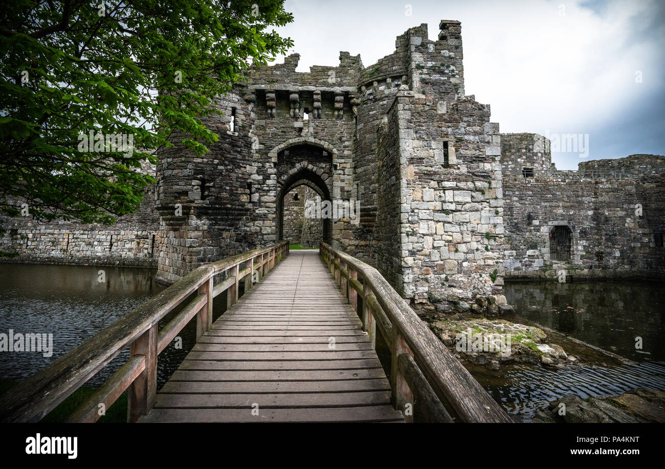 Beaumaris mittelalterlichen Burg Eingang mit Brücke über den Burggraben. Stockfoto