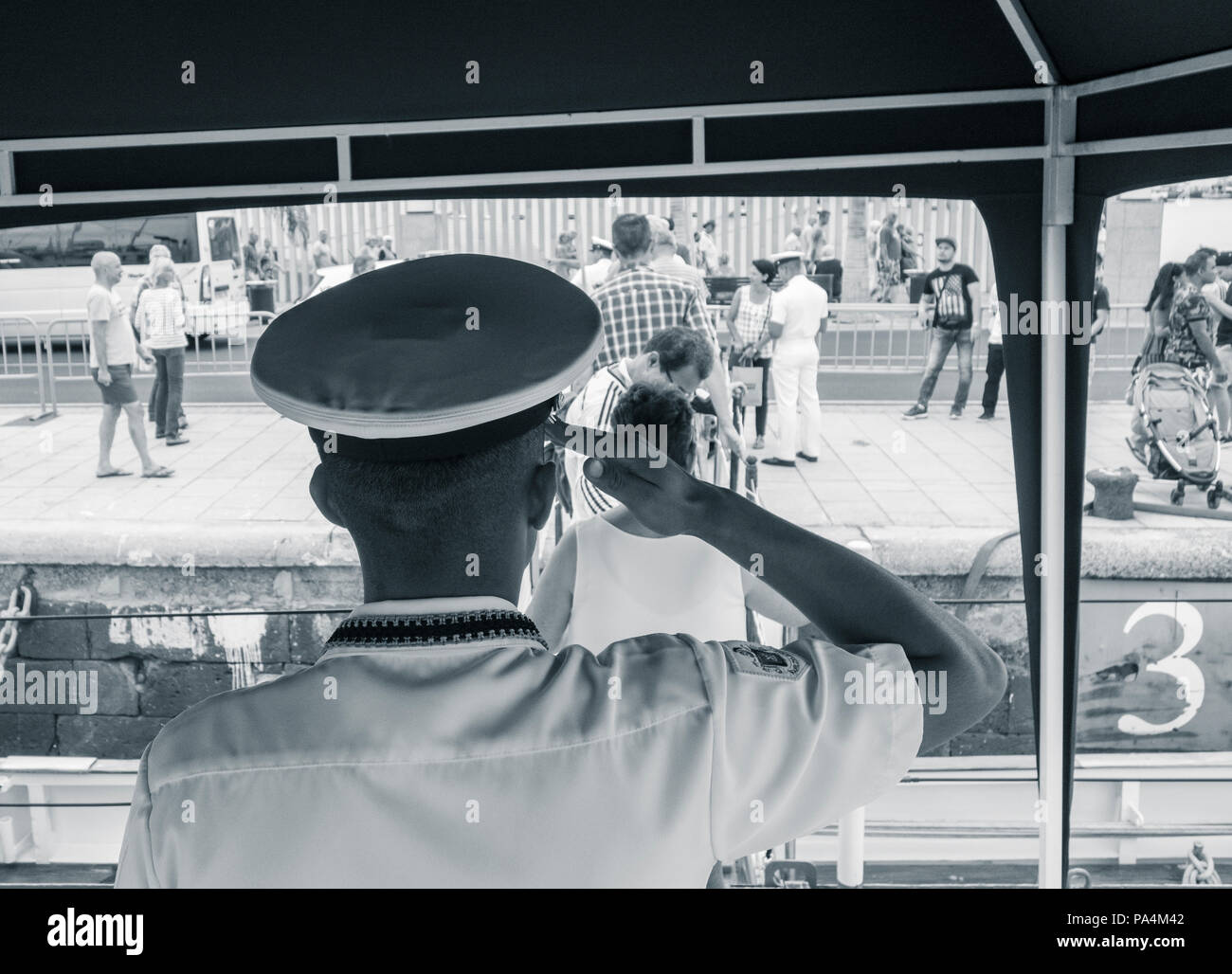 Ansicht der Rückseite des Kolumbianischen Marine Offizier salutierte Stockfoto