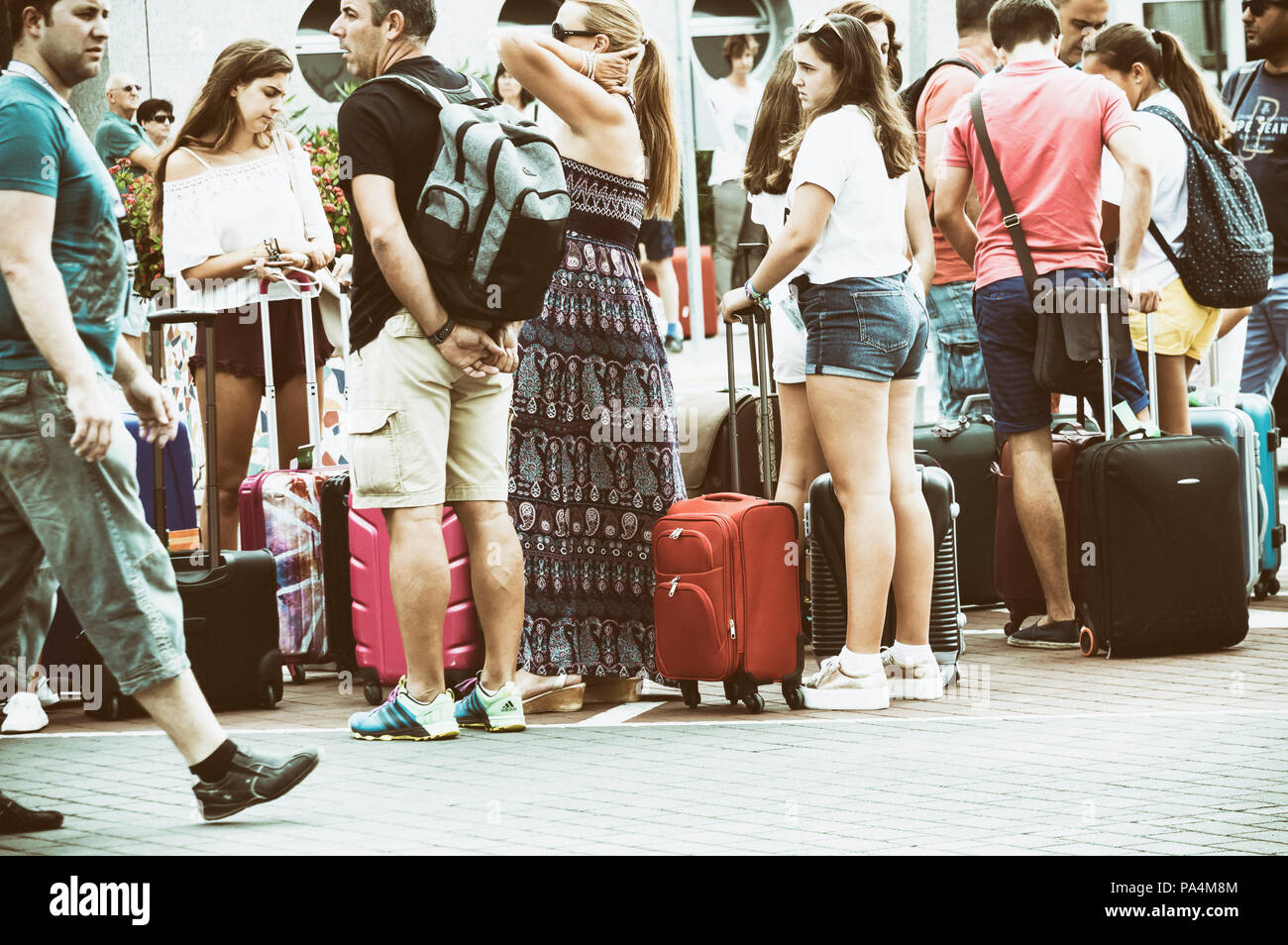 Touristen mit Koffer/Gepäck am Flughafen Taxistand in Spanien Stockfoto