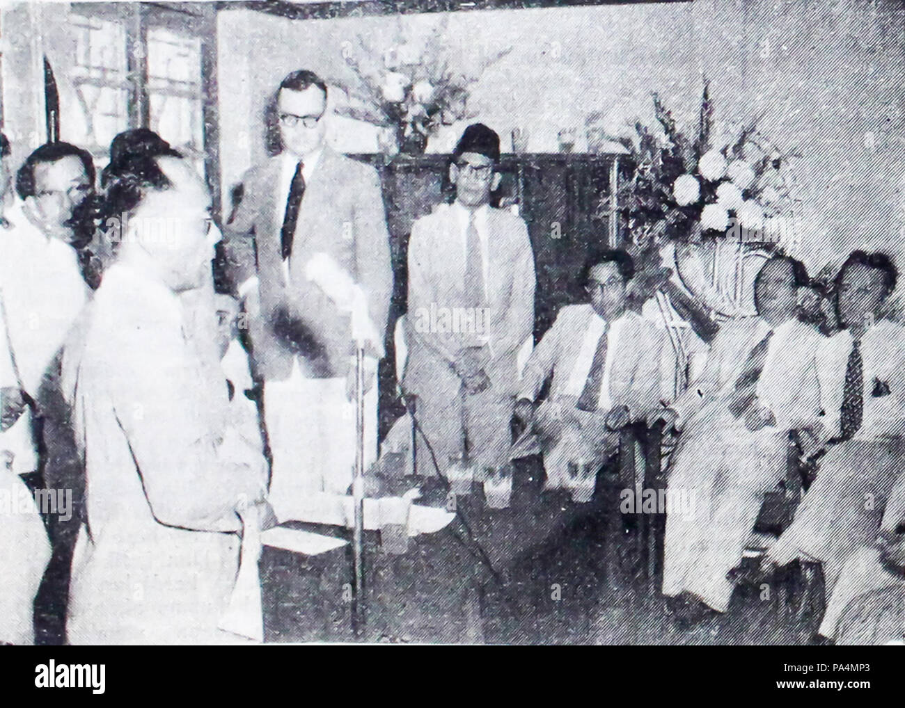 306 Suwirjo eine Rede Dunia Film 1 Apr 1954 p 16. Stockfoto