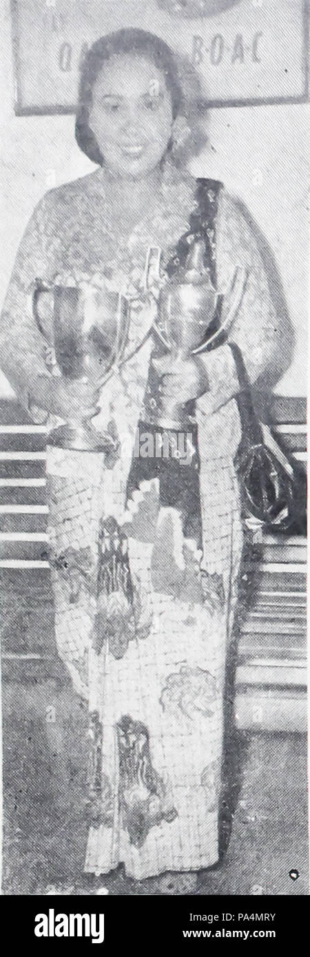 74 Elly Yunara mit Trophäen für Dunia Film Awards Dunia Film 15 Jun 1954 p4 Stockfoto