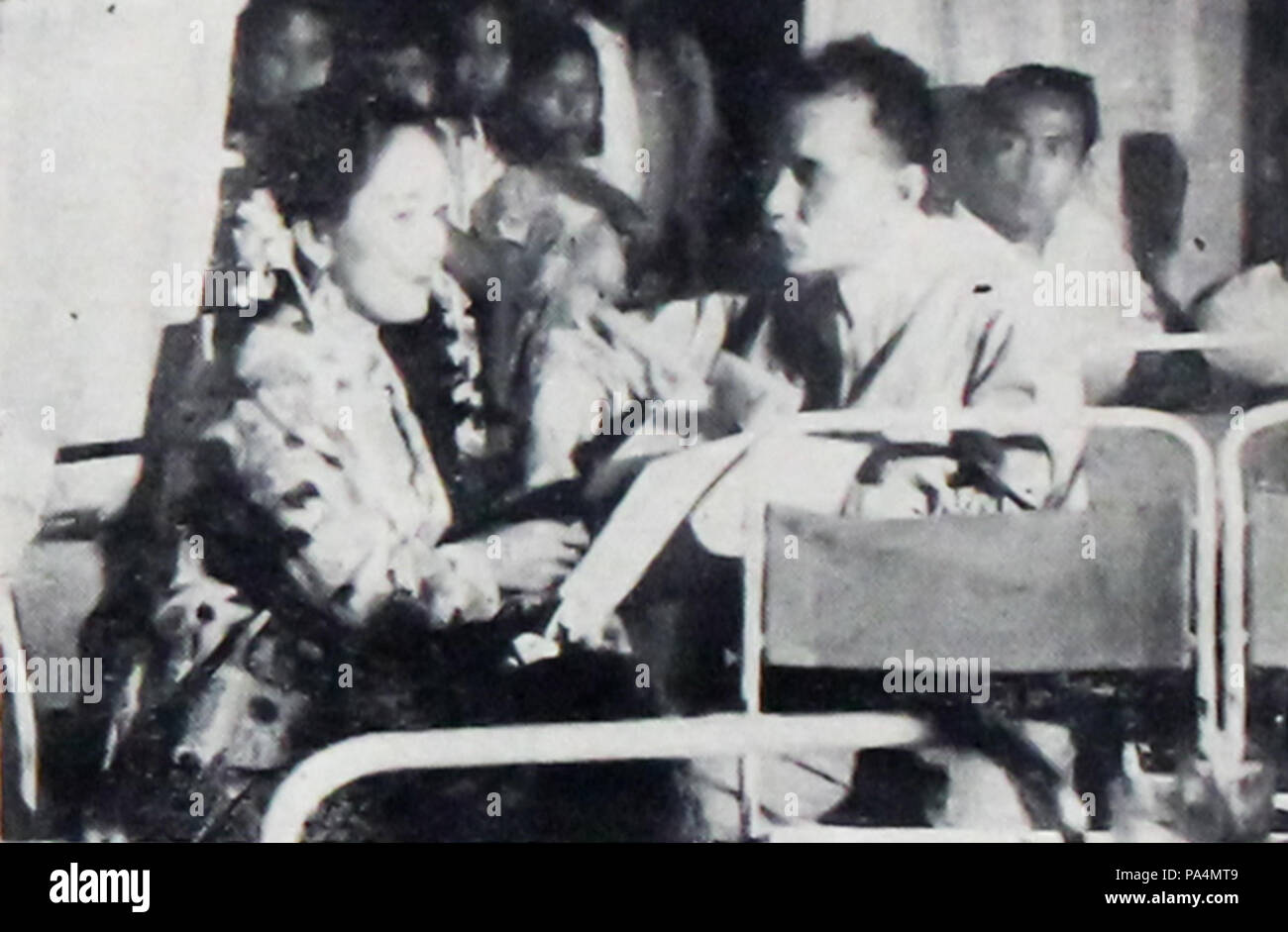 186 Nurnaningsih bei Preisverleihung Dunia Film 15 Jun 1954 p 17. Stockfoto