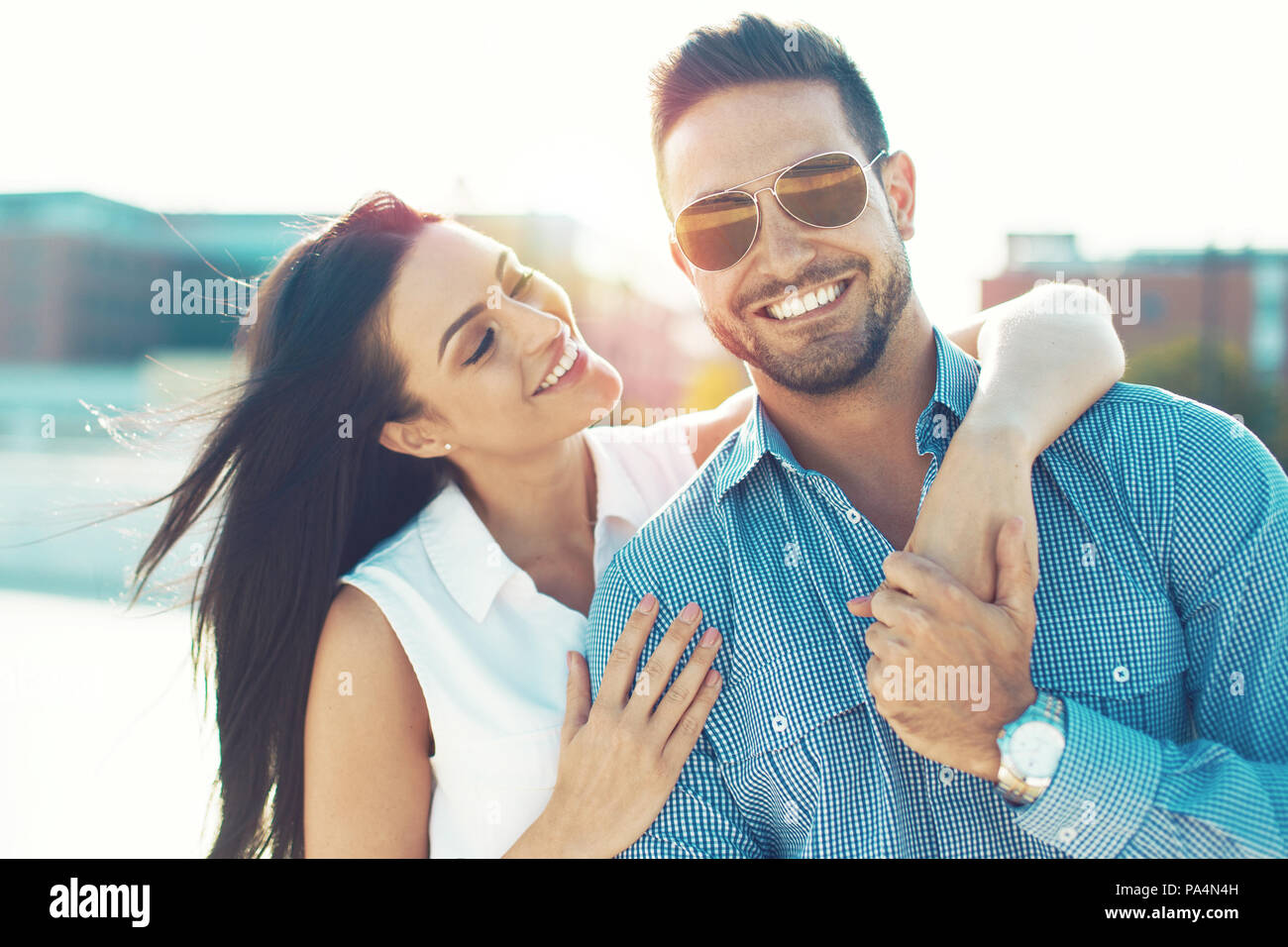 Happy kaukasischen junges Paar haben Spaß im Freien, dating Stockfoto