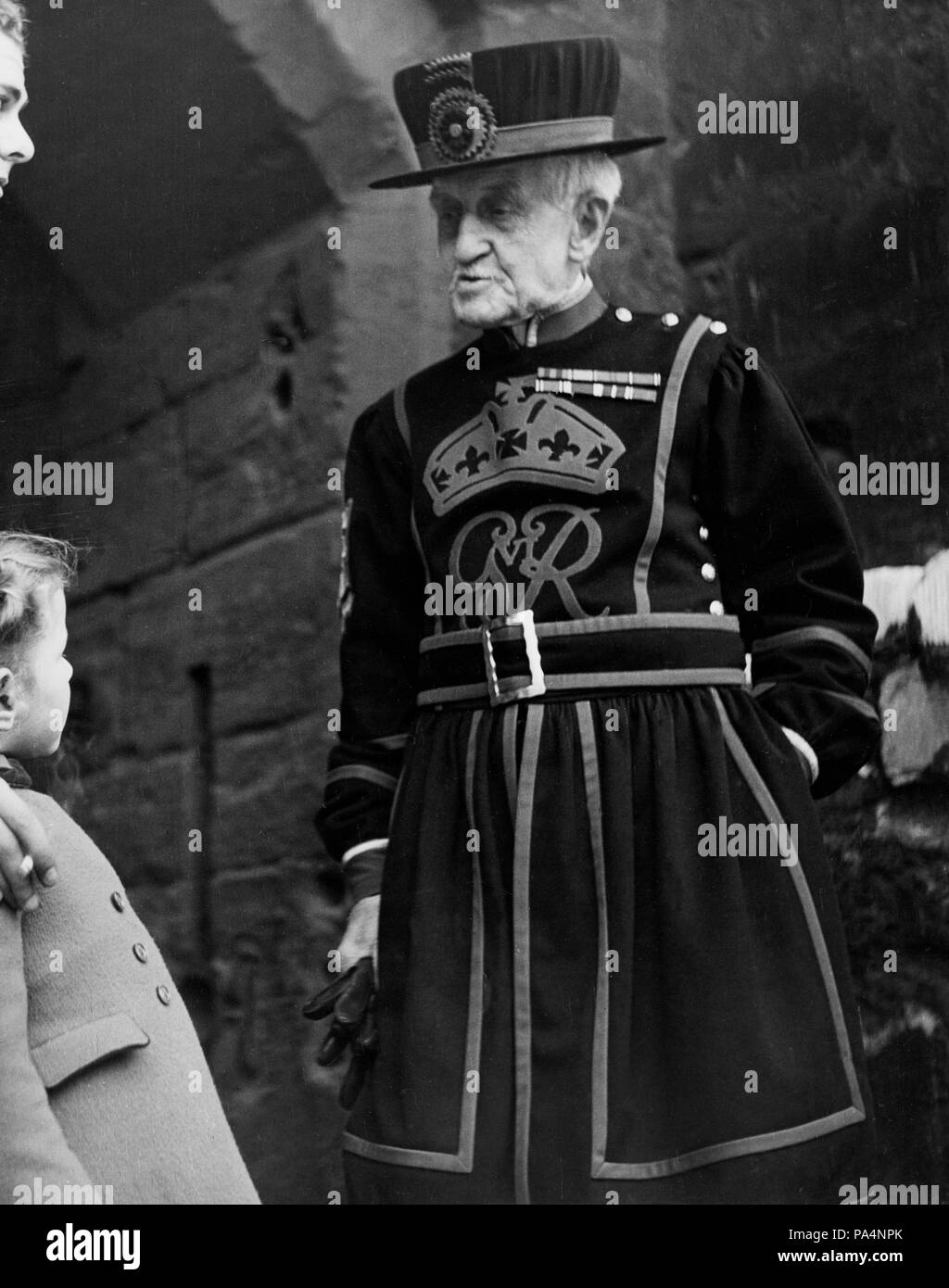 Der Yoman von der N.W. Grenze. Eine Serie von dreißig Fotografien mit dem Titel „A war Baby Goes to the Tower“, aufgenommen vom Fotografen George Konig für die Keystone Press Agency im Januar 1946 Stockfoto