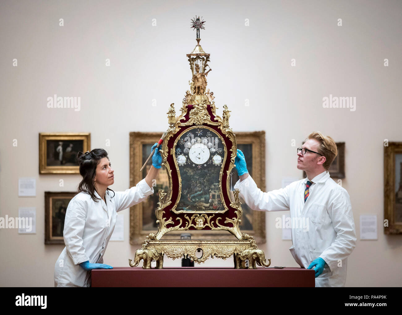 Die uhrmacherei Restauratoren Daniela Corda und Matthäus lesen als eine höchst kunstvolle 18 Uhr ist an der York Kunst Galerie vorgestellt. Stockfoto