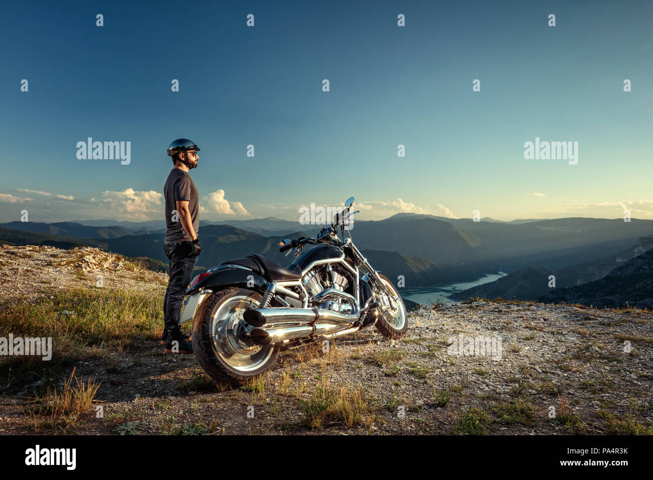 Motorradfahrer genießt die Aussicht Stockfoto
