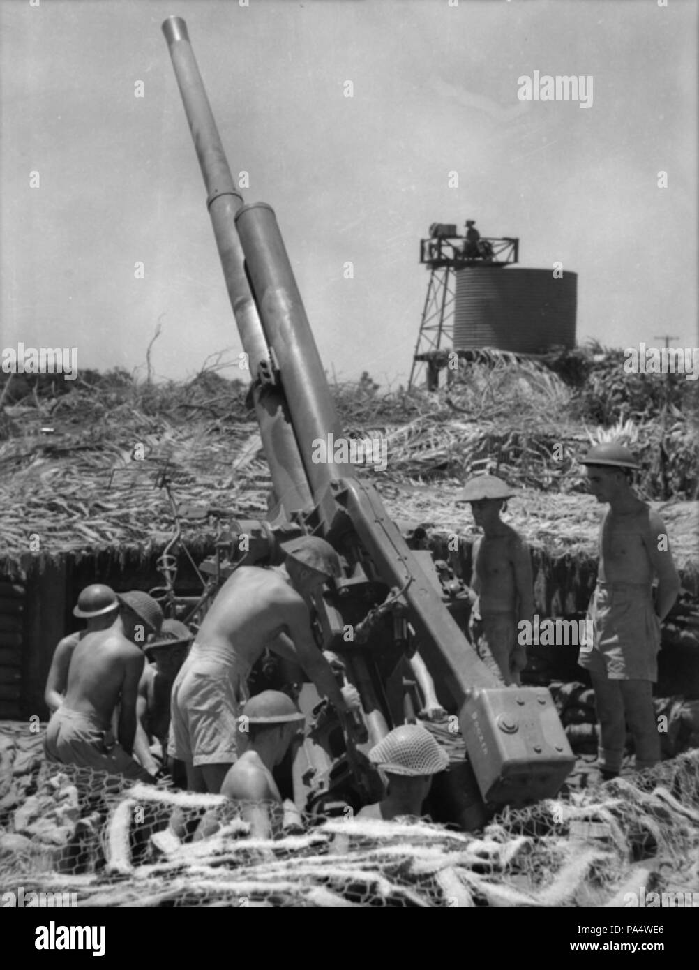 3 der 14 schweren AA-Batterie gun Crew bei Darwin im November 1942 Stockfoto