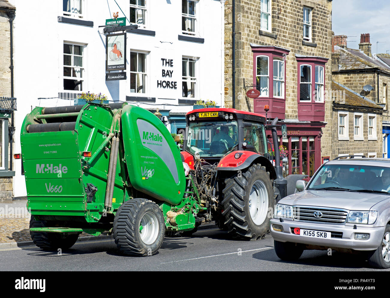 Traktor vorbei an der Bay Horse Pub, Masham, North Yorkshire, England, Großbritannien Stockfoto