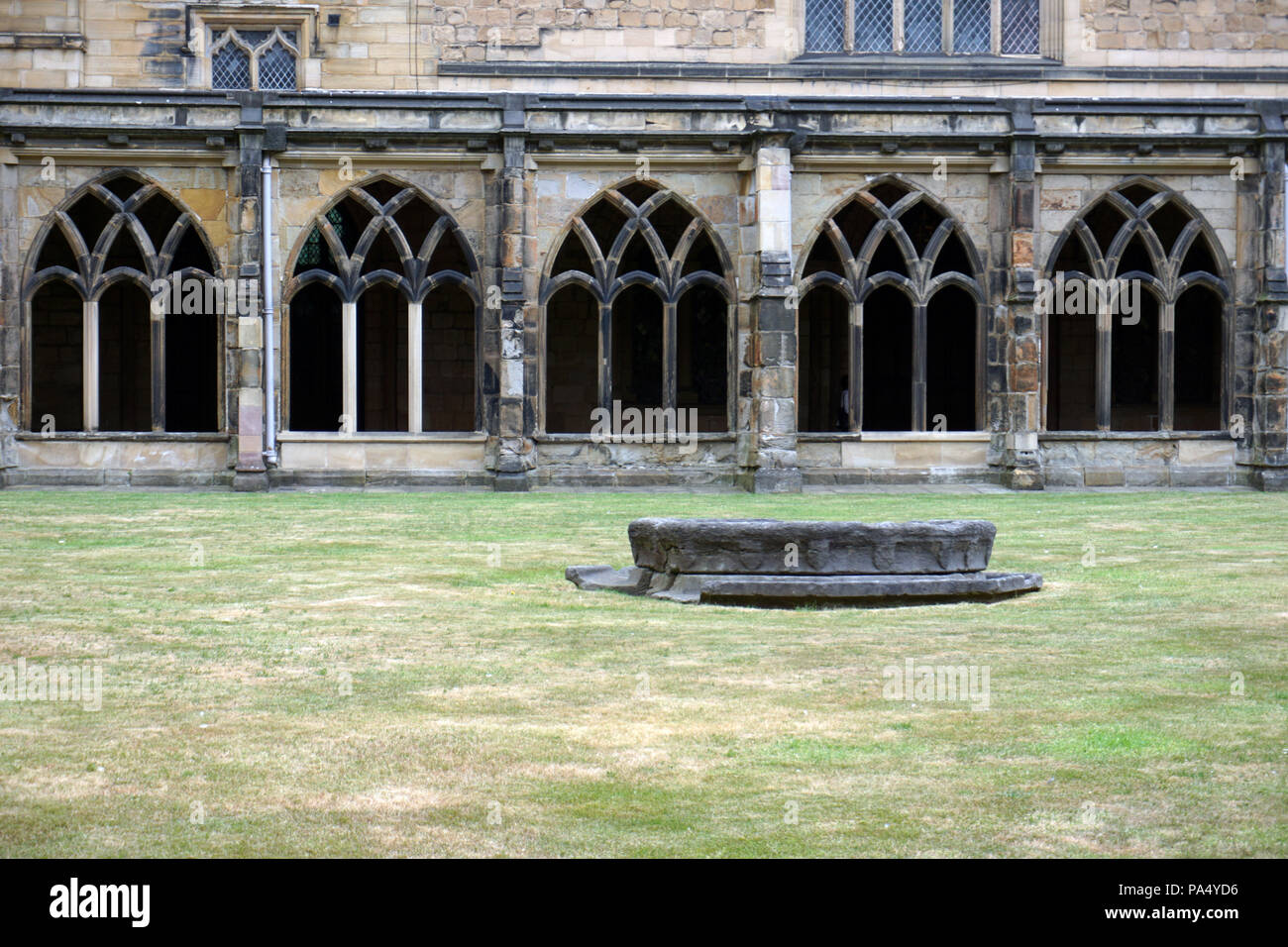 Durham Cathedral Klöster Englands Mönch Stein Lavabo oder Waschbecken Trog auf dem Gras Stockfoto