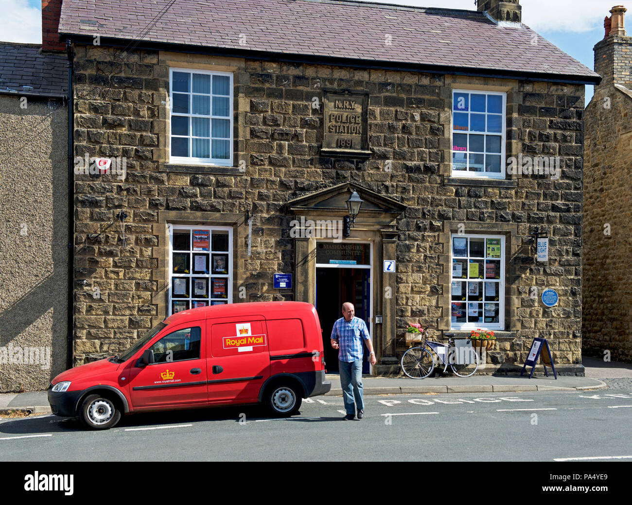 Royal Mail van vor der alten Polizeistation, Masham, North Yorkshire, England UK geparkt Stockfoto