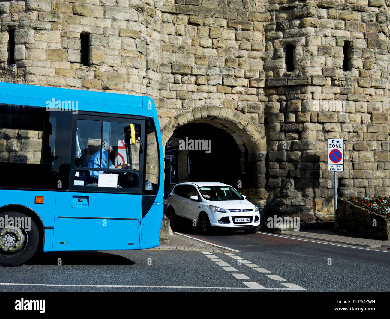 Bus und Auto, Bondgate Turm, Alnwick, Northumberland, England Großbritannien Stockfoto