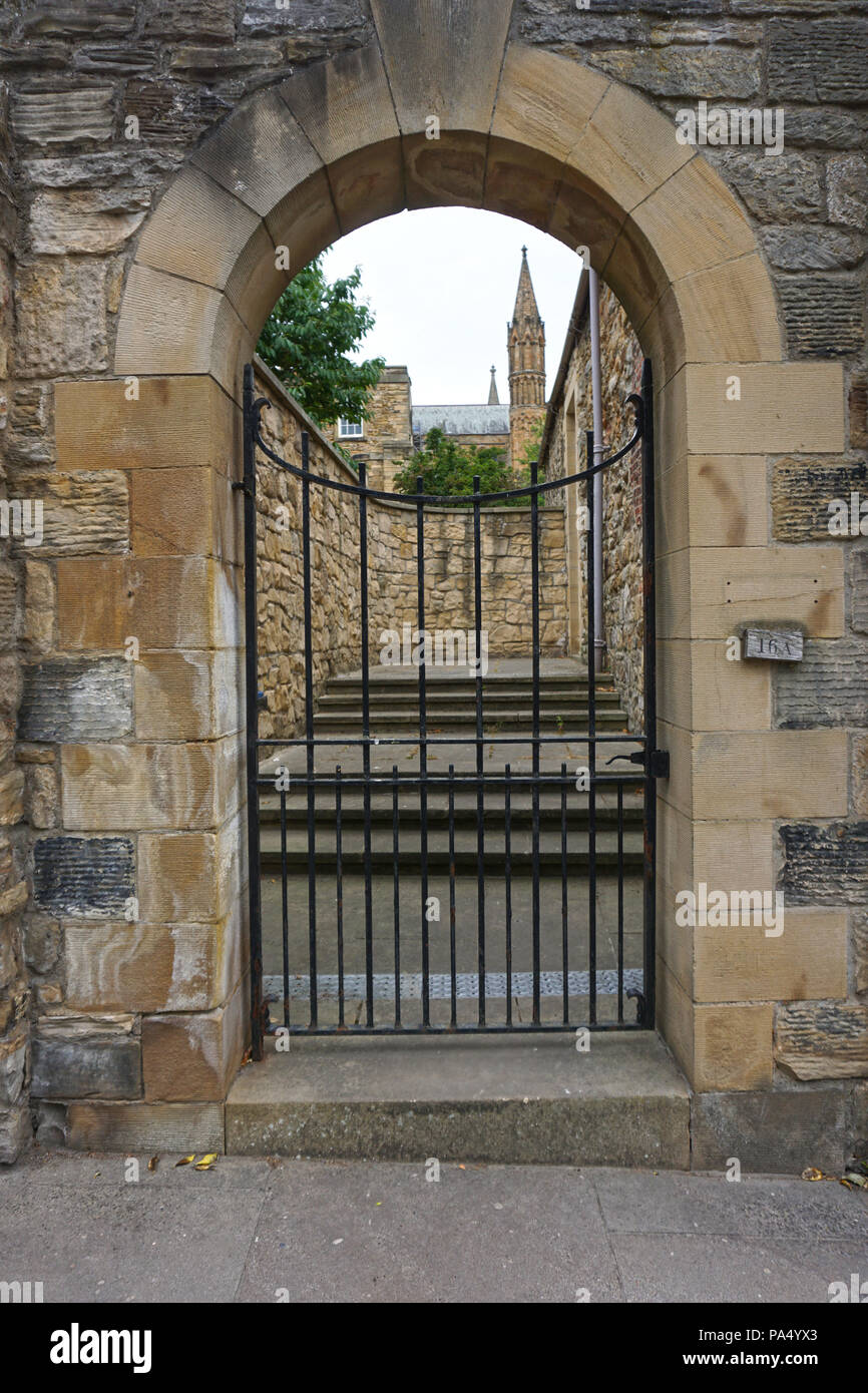 Blick auf Durham Cathedral durch ein schmiedeeisernes Tor und Stone Arch Stockfoto