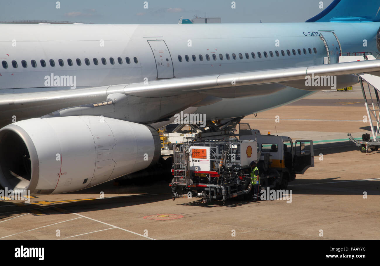 Ein Flugzeug am Flughafen London Gatwick betankt werden Stockfoto