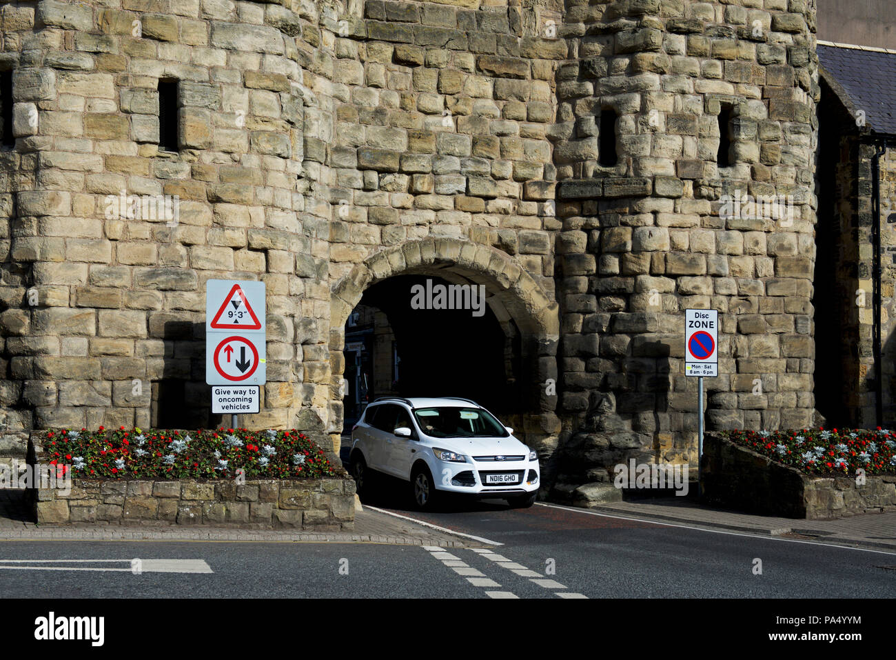 Auto durch Bondgate Turm, Alnwick, Northumberland, England Großbritannien Stockfoto