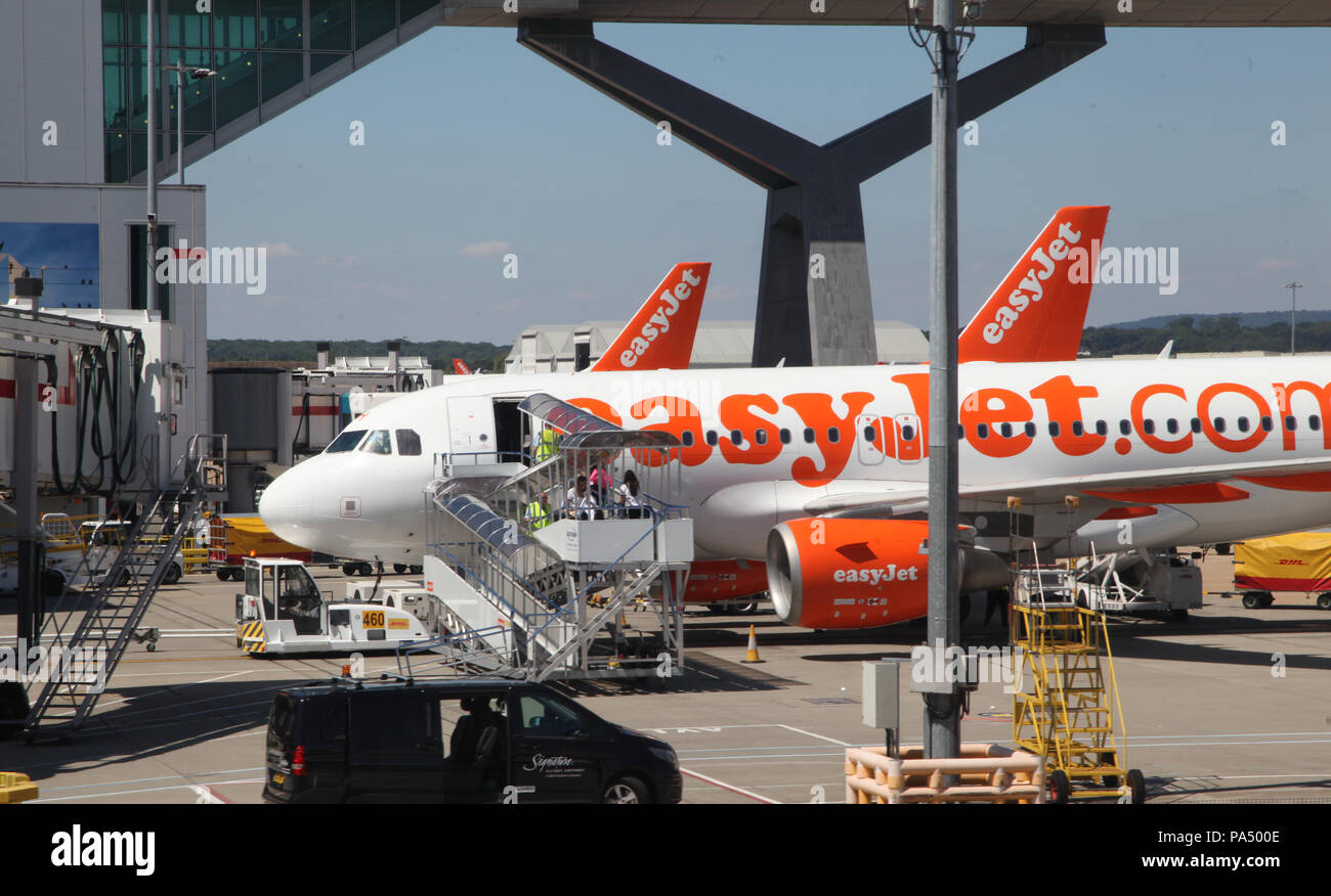 Die Menschen an Bord eines EasyJet Flugzeug auf dem Vorfeld am Flughafen London Gatwick, GROSSBRITANNIEN Stockfoto