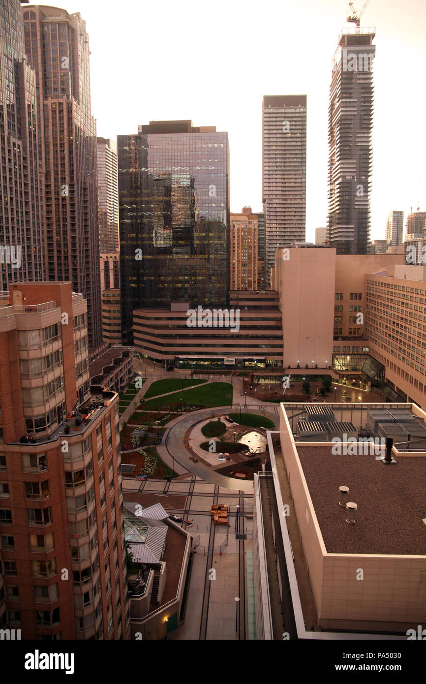 Ein Blick bilden das Chelsea Hotel in Richtung Sobeys Urban Frische store in Toronto, Ontario, Kanada Stockfoto