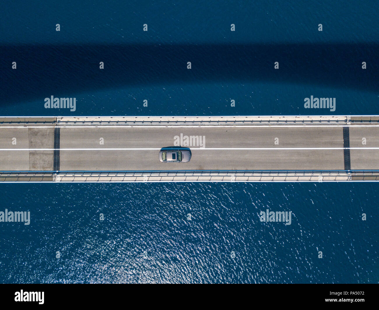 Luftaufnahme der Brücke von der Insel Pag, Kroatien, Straße. Klippe mit Blick auf das Meer. Autos über die Brücke von oben gesehen Stockfoto