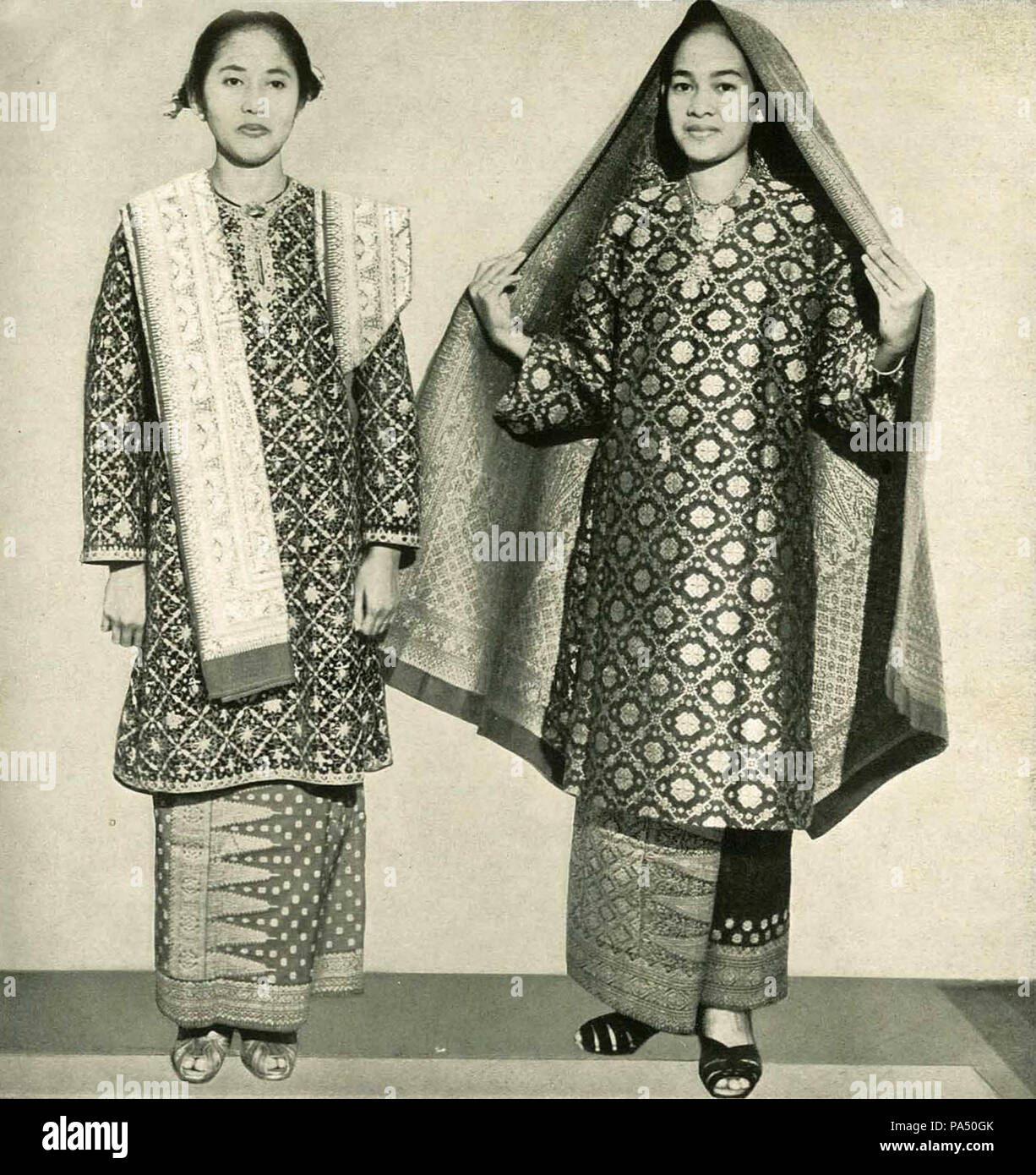 332 Frauen aus Palembang in Ikat weben, Wanita di Indonesien p 29 (Ministerium für Information) Stockfoto