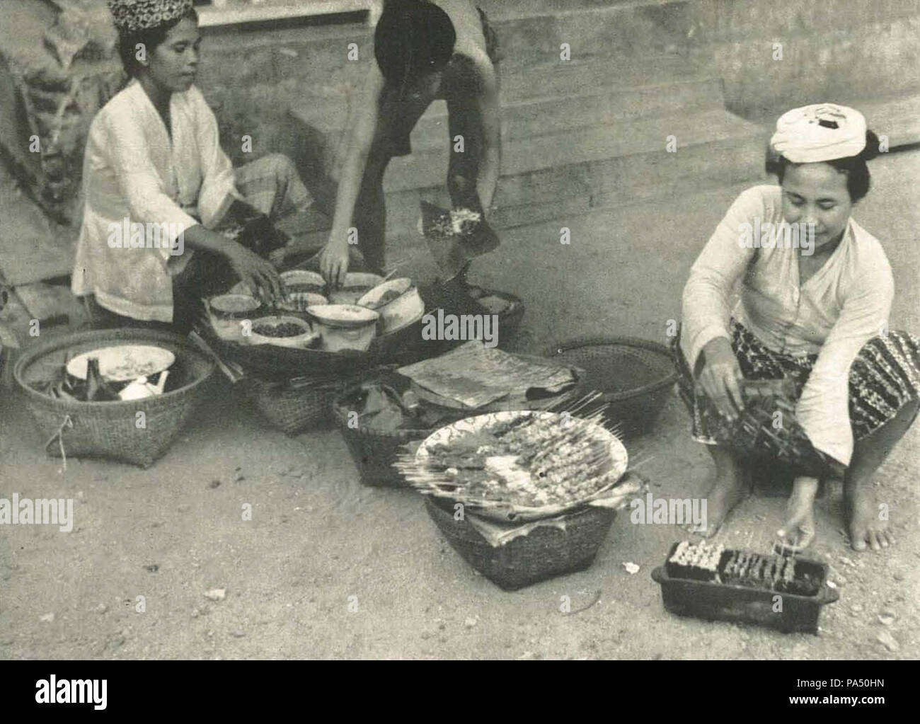 332 kochen Frau satay in Ampenan, Lombok, Wanita di Indonesien p54 (Stoomvaart mij Nederland) Stockfoto