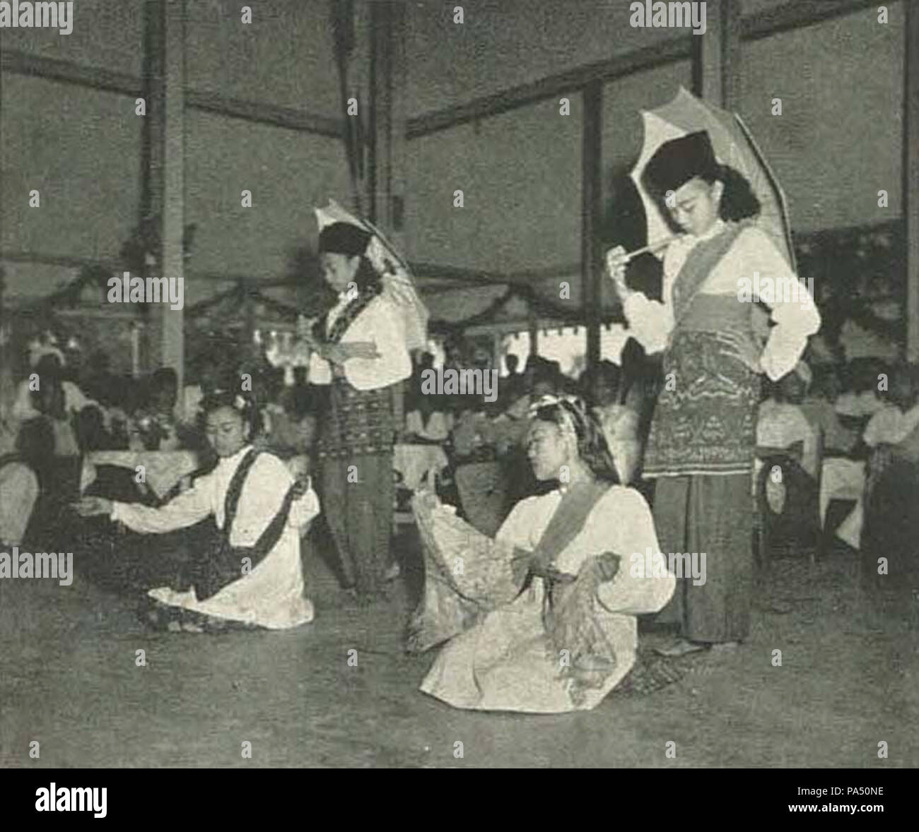 50 Kinder tanzen Tari payung, Wanita di Indonesien p111 (Ministerium für Informationen) Stockfoto