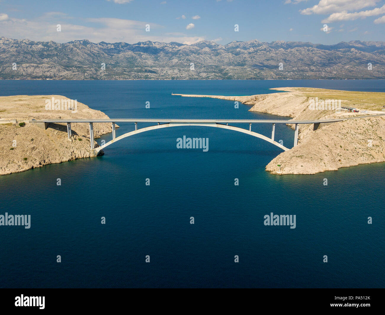 Luftaufnahme der Brücke von der Insel Pag, Kroatien, Straßen und der kroatischen Küste. Klippe mit Blick auf das Meer. Autos über die Brücke von oben gesehen Stockfoto