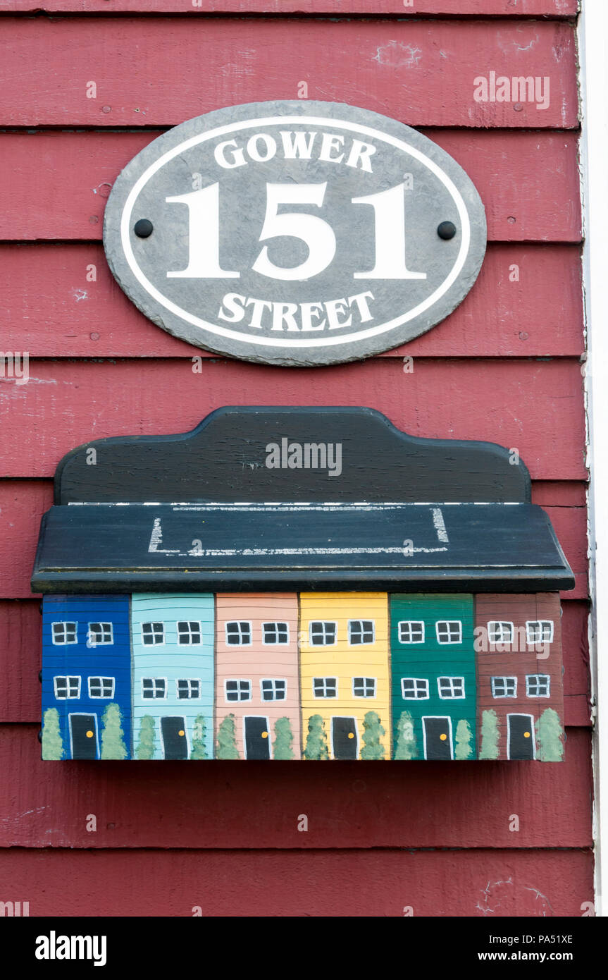 Eine Mailbox im Gower Street, St John's, befindet sich auf den berühmten Bereich Fruchtgummi Zeile farbige Häuser modelliert. Stockfoto