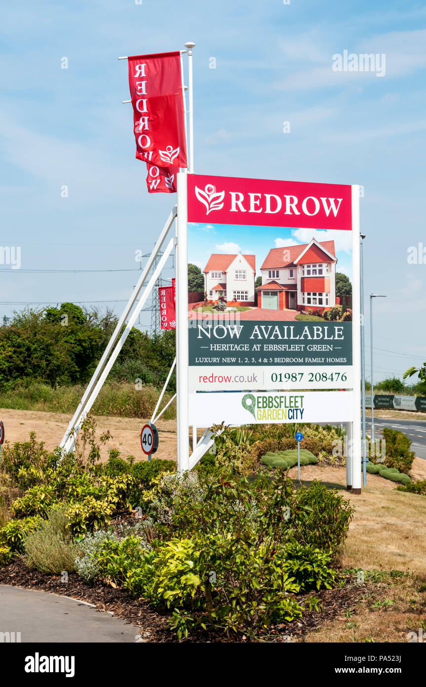 Ein Zeichen wirbt Erbe Wohnungen durch Redrow in Ebbsfleet Grün, Teil von ebbsfleet Garden City in Kent. Stockfoto