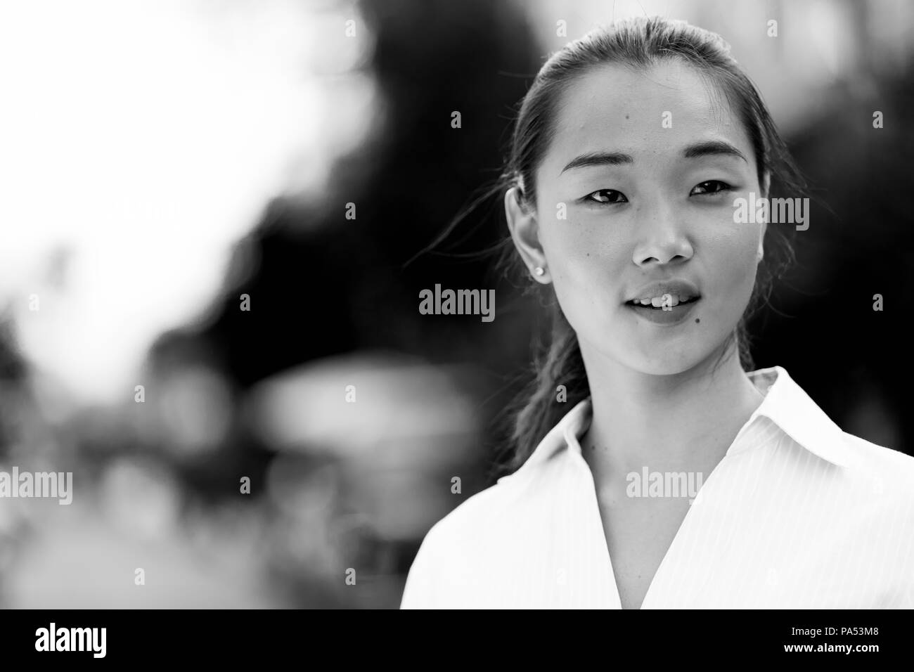 Junge schöne asiatische Geschäftsfrau im Freien in Schwarz und Weiß Stockfoto
