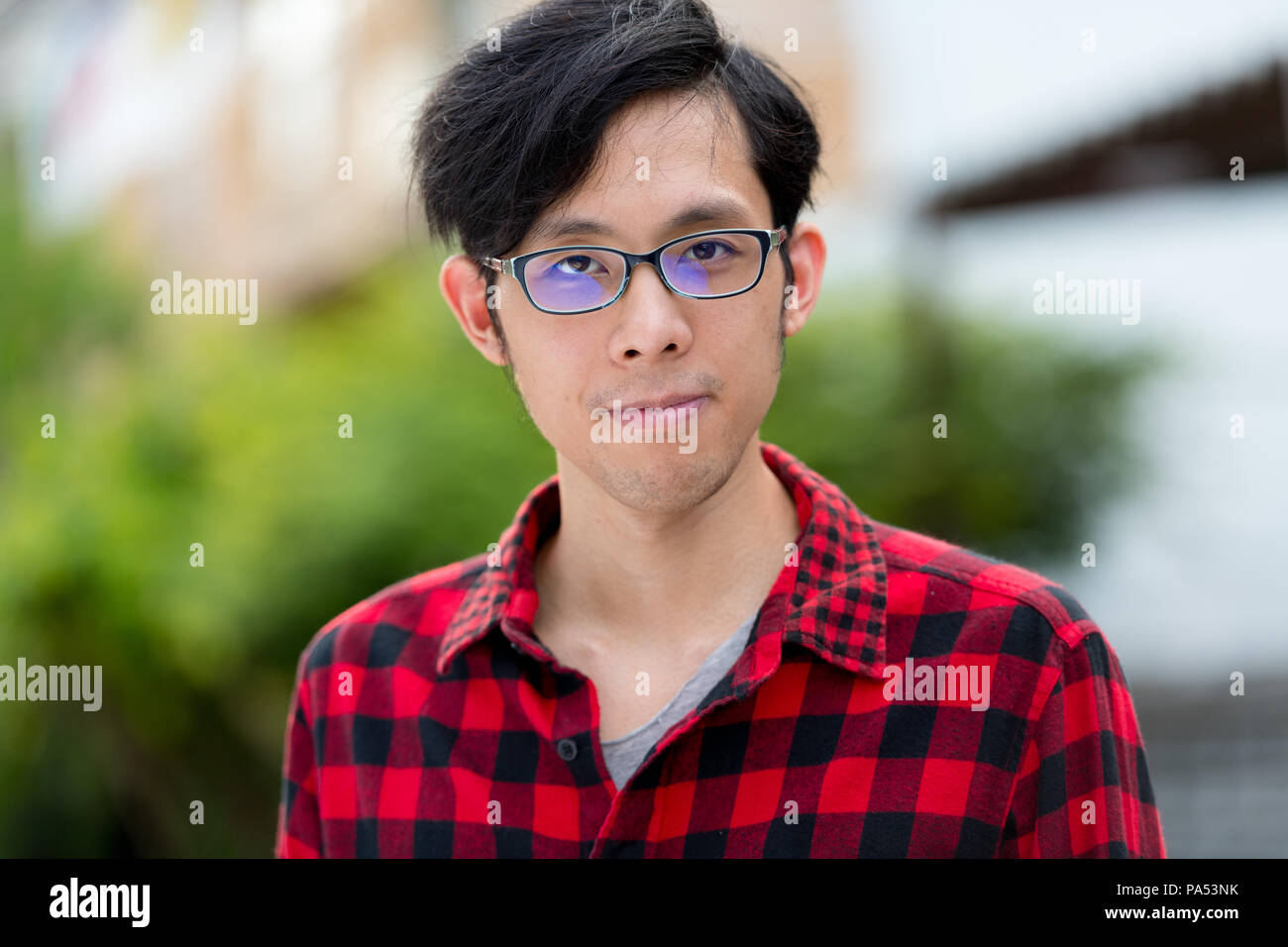 Junge asiatischer Mann im Freien Stockfoto