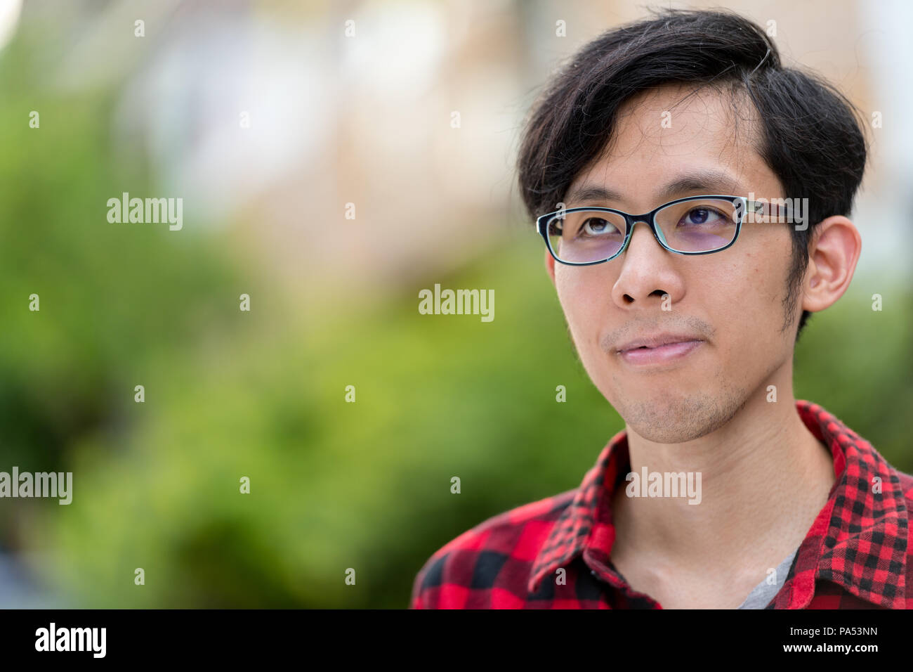 Junge asiatischer Mann im Freien Stockfoto