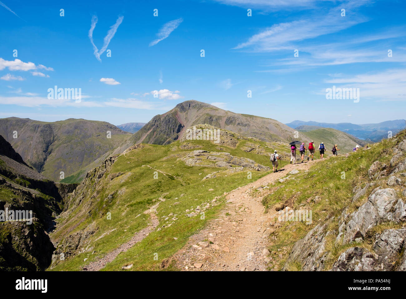 Wanderer Wandern auf Korridor Bergweg über Sty Kopf weiter unten große Ende in den Bergen des Lake District National Park. Cumbria England Großbritannien Stockfoto