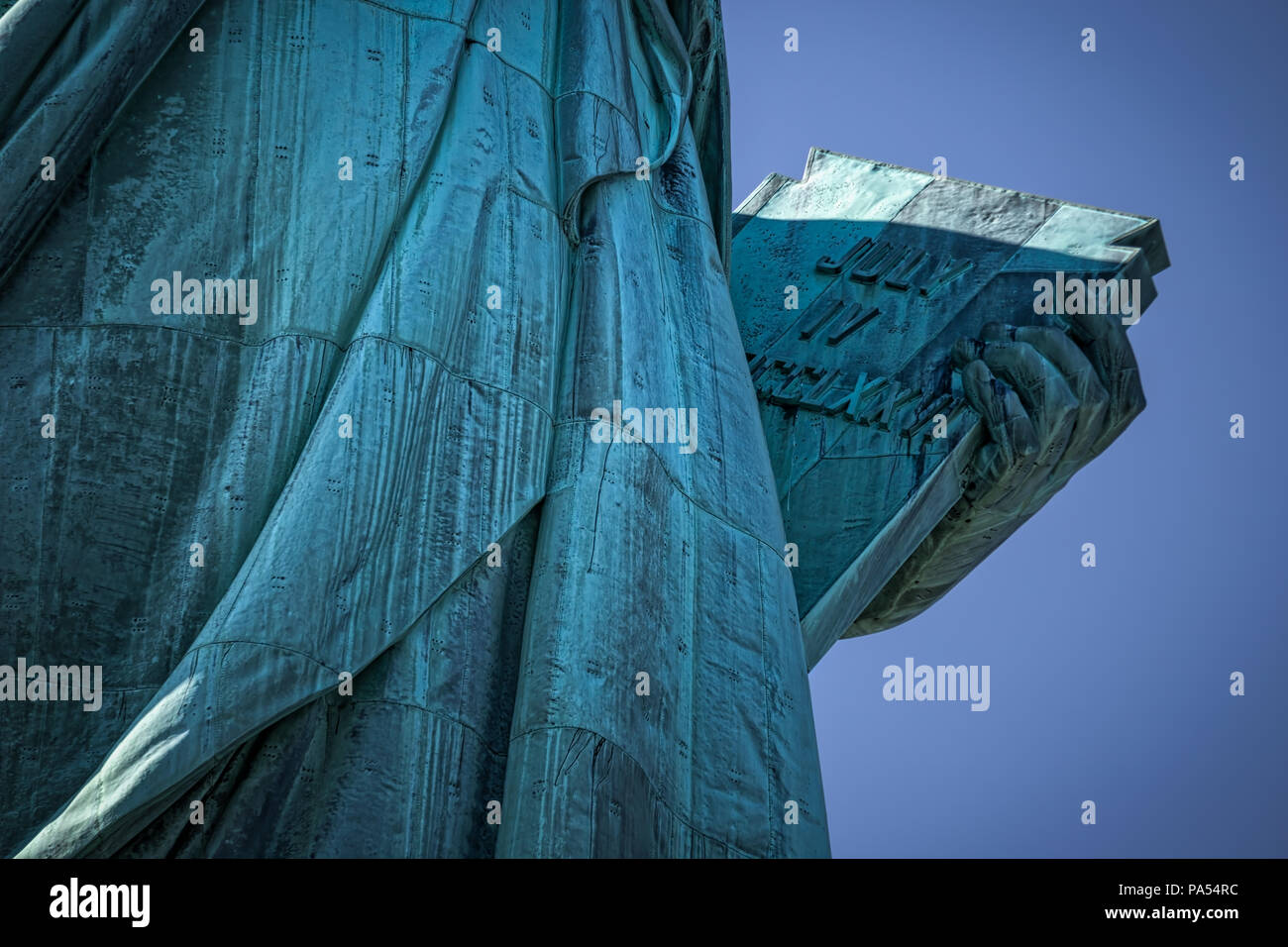 Die Freiheitsstatue und die Tablette von Lady Liberty statt. Stockfoto