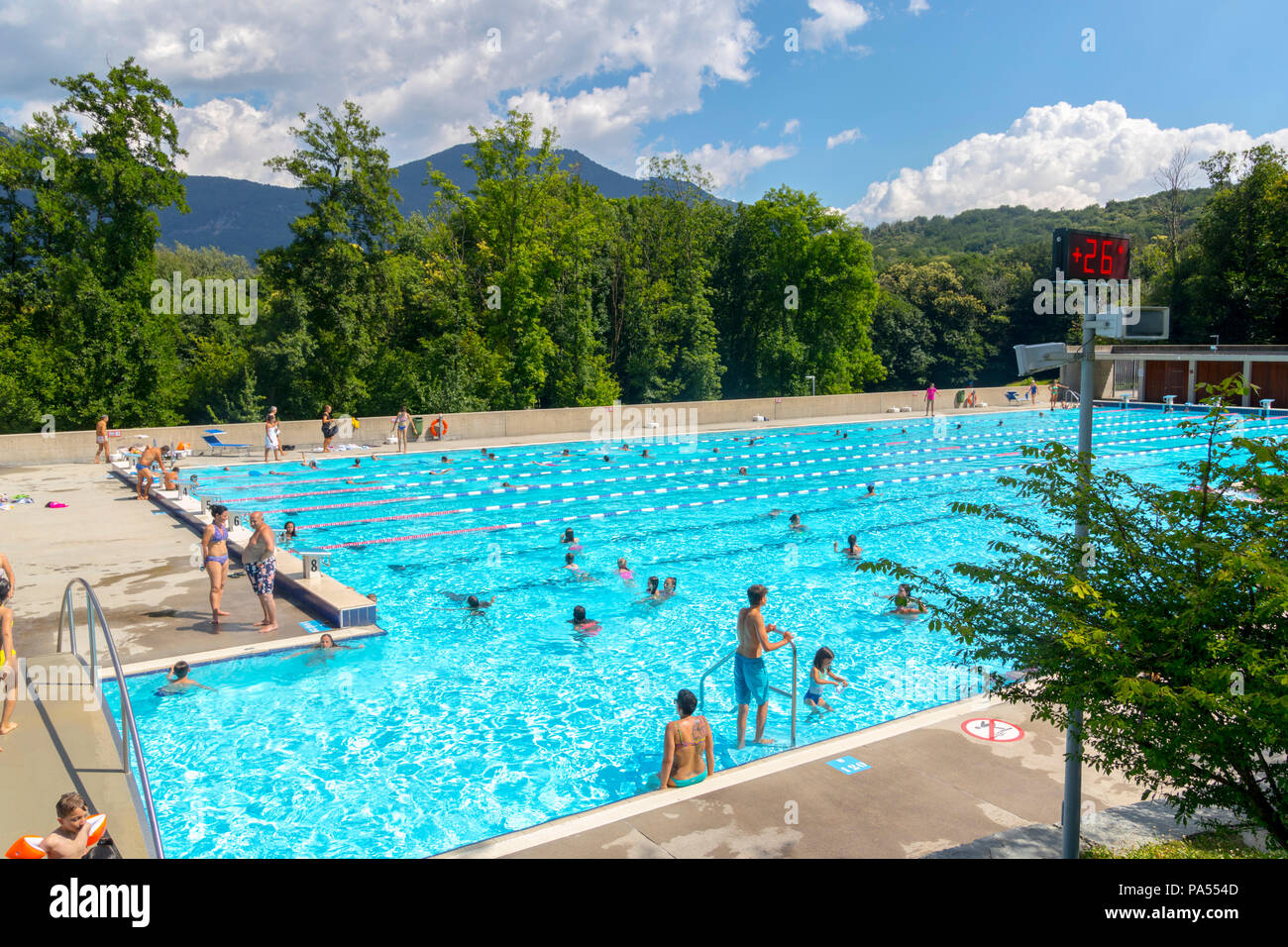 Air öffentliches Schwimmbad im Arena Sportiva, Tesserete Schweiz Lido  Berge, Natur, Europa öffnen Stockfotografie - Alamy