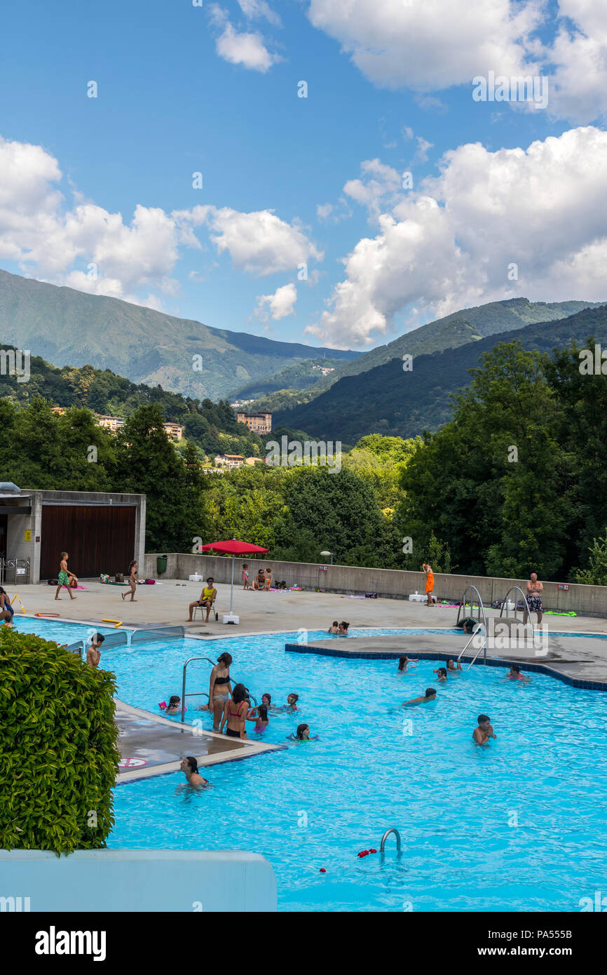 Luft im Freien öffentlichen Schwimmbad im Arena Sportiva, Tesserete Schweiz  Lido Berg öffnen Stockfotografie - Alamy