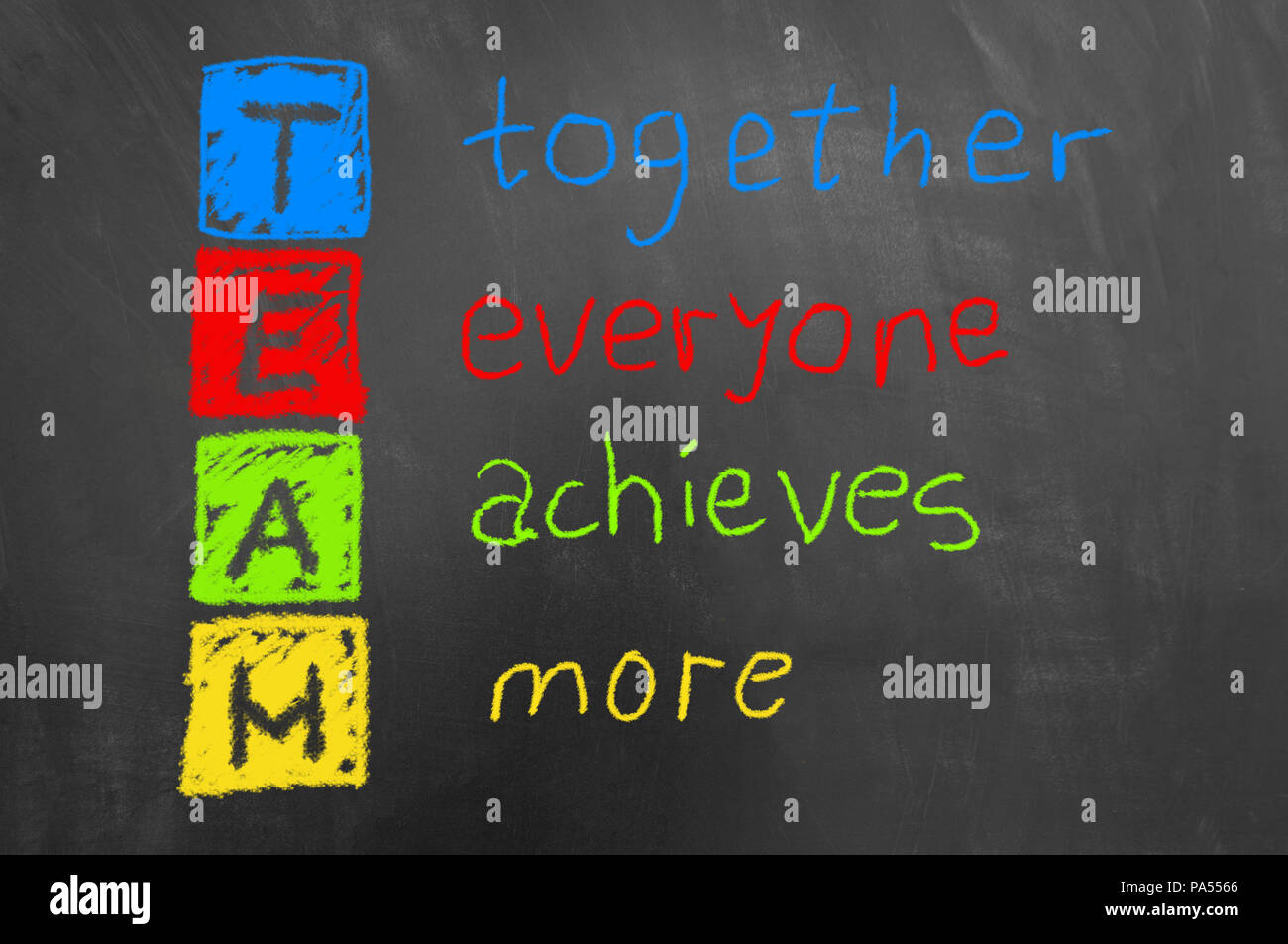 Zusammen jeder erzielt mehr bunte Team Kreide auf Tafel oder blackboard als Teamarbeit Zusammenarbeit motivation Business Konzept Stockfoto