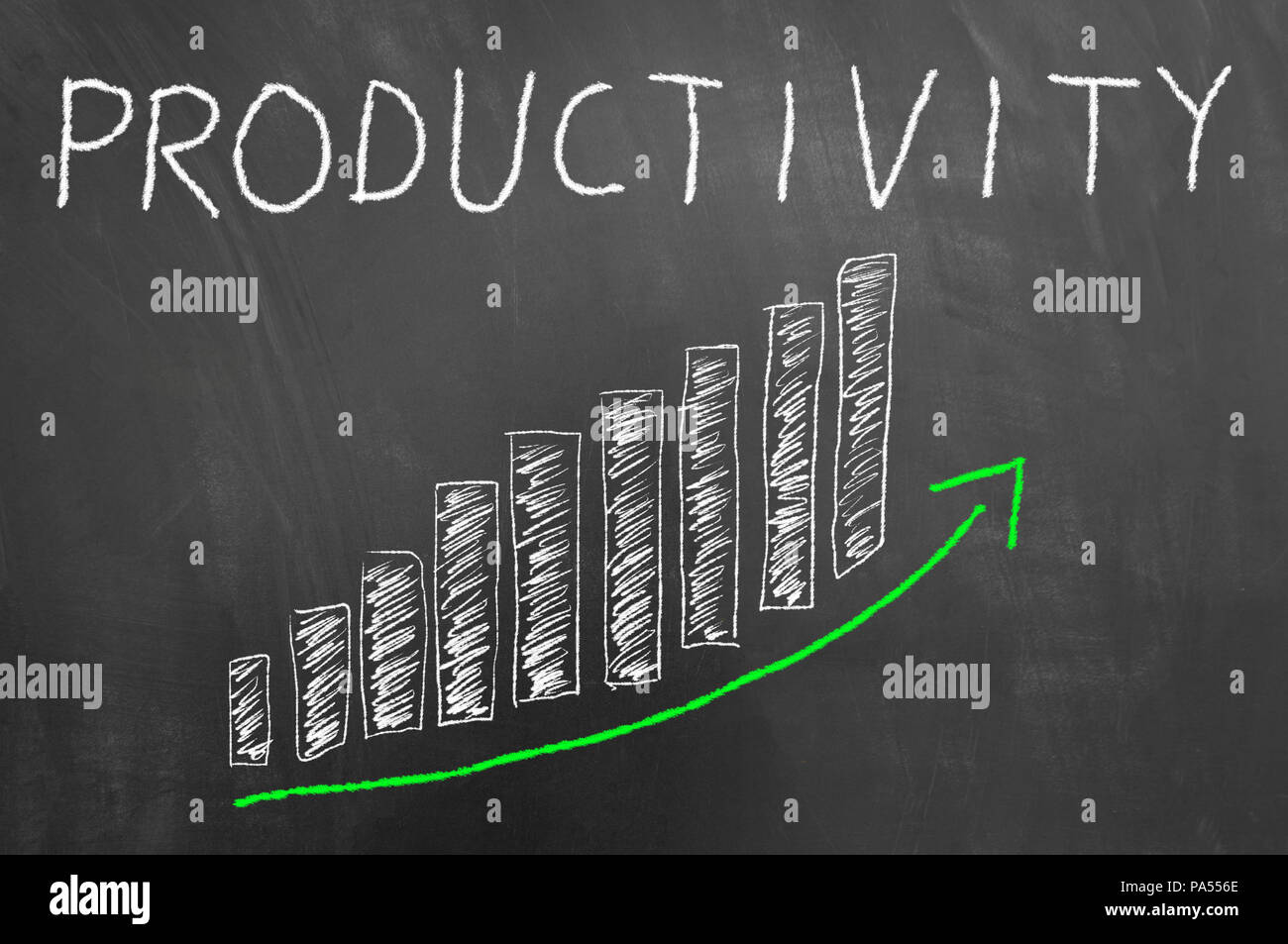Produktivität bars Pfeil nach oben Kreide auf Tafel oder Schwarzes Brett als Business wachsende Entwicklung chart Konzept Stockfoto