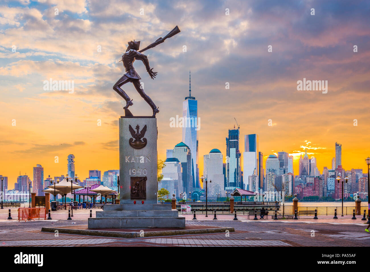 NEW YORK, NEW YORK - 30. Oktober 2016: Die katyń Memorial in Jersey City steht vor der Lower Manhattan Skyline in der Morgendämmerung. Die Gedenkstätte ist gewidmet Stockfoto