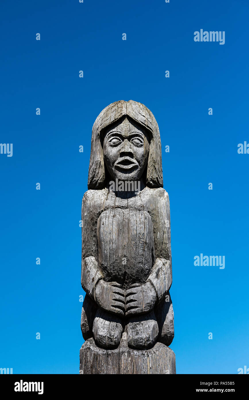 Traditionelle Holzschnitzerei eines gebürtigen amerikanischen Jugend, Lummi Reservierung, Whatcaom County, Washington, USA. Stockfoto